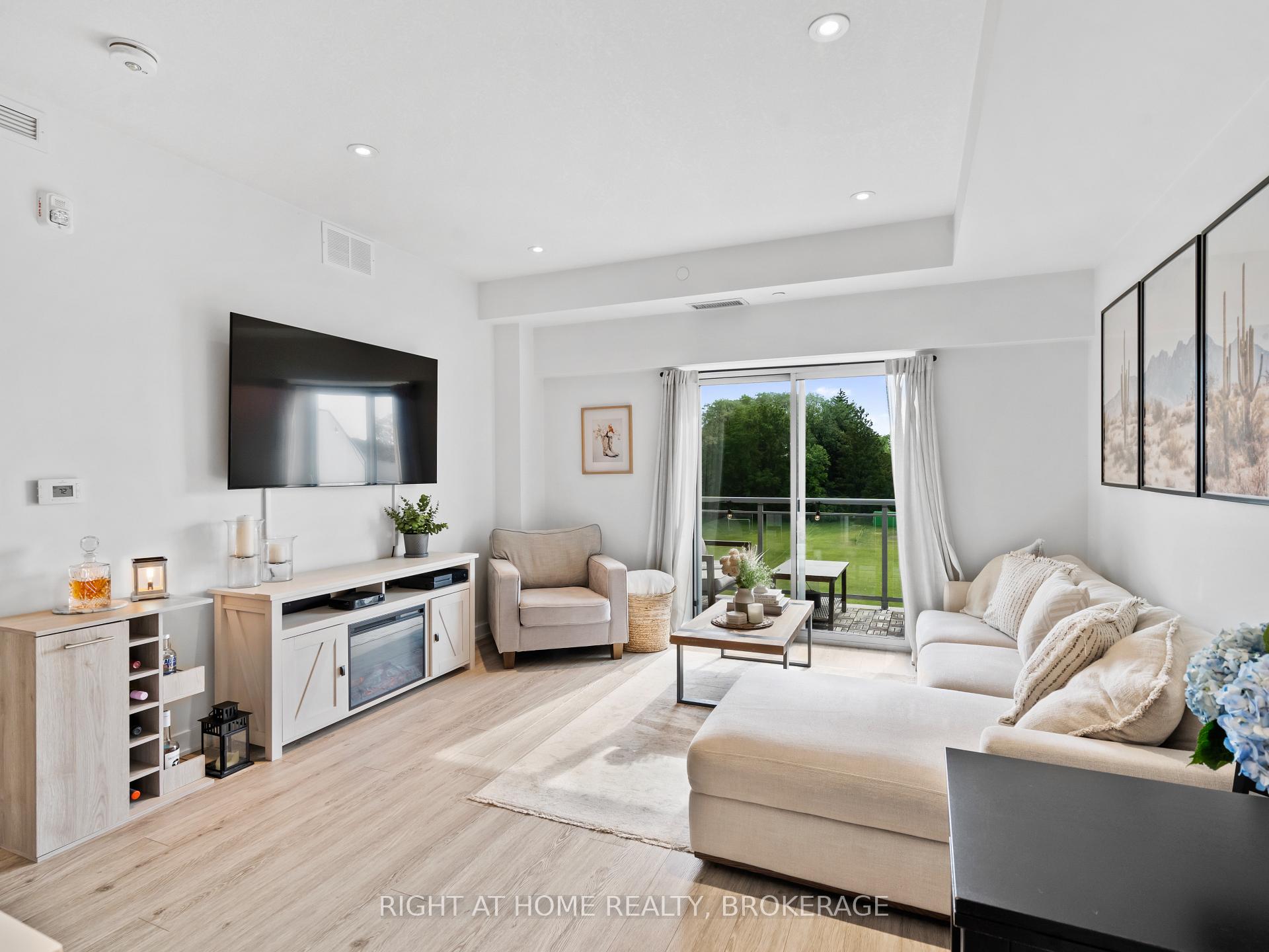 2 Bedrooms Condo at 16 Markle, Hamilton For sale