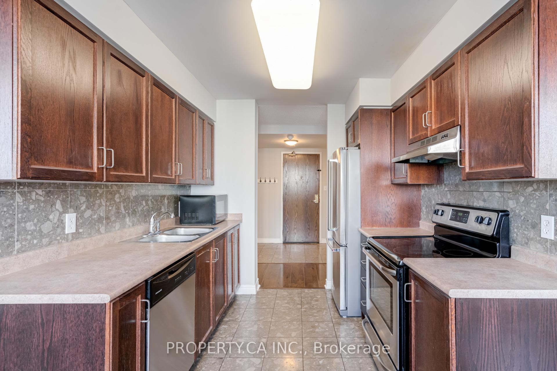 3 Bedrooms Condo at 156 Enfield, Mississauga For sale