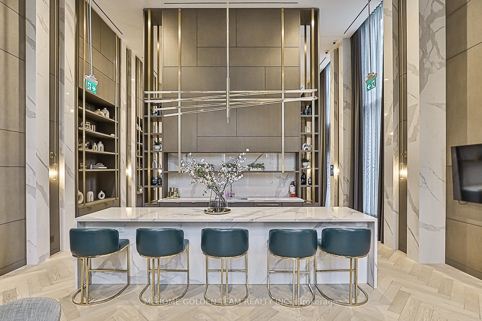 3 Bedrooms Condo at 15 Holmes, Toronto For sale