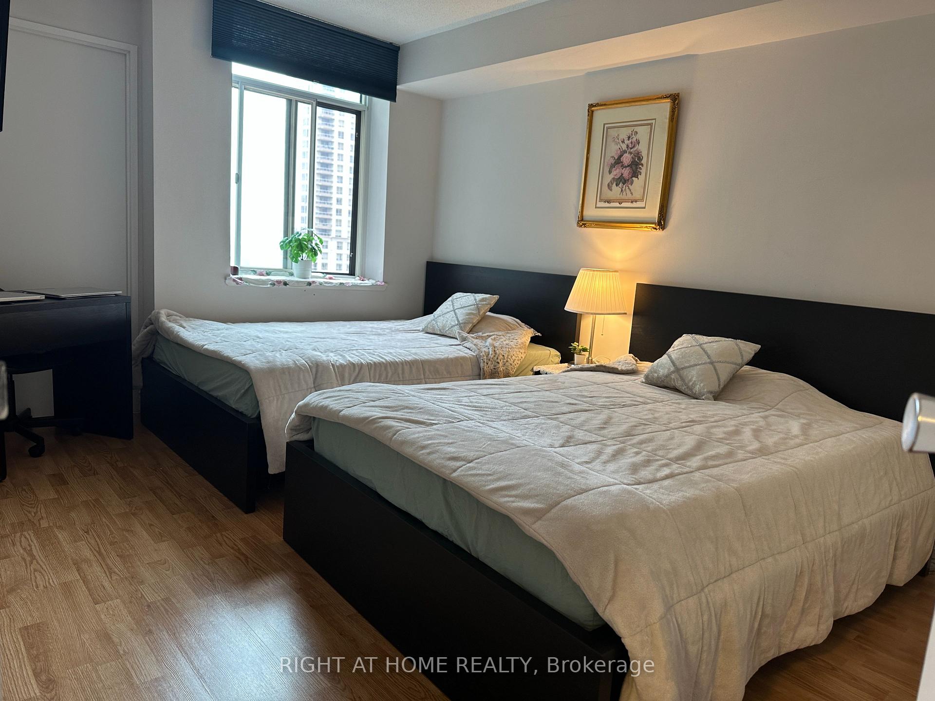 3 Bedrooms Condo at 300 Webb,  Mississauga For sale