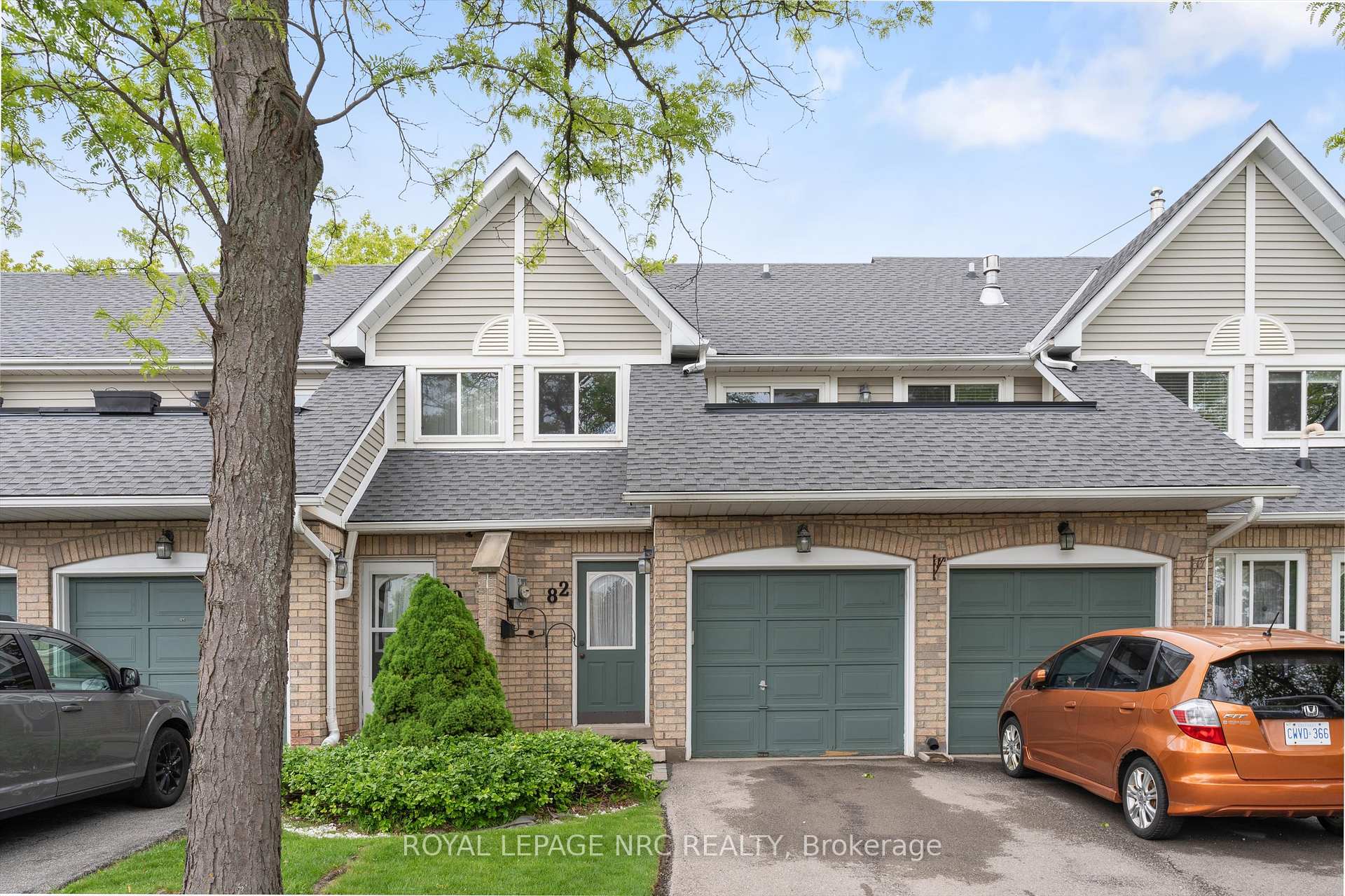 2 Bedrooms Condo at 2530 Northhampton, Burlington For sale