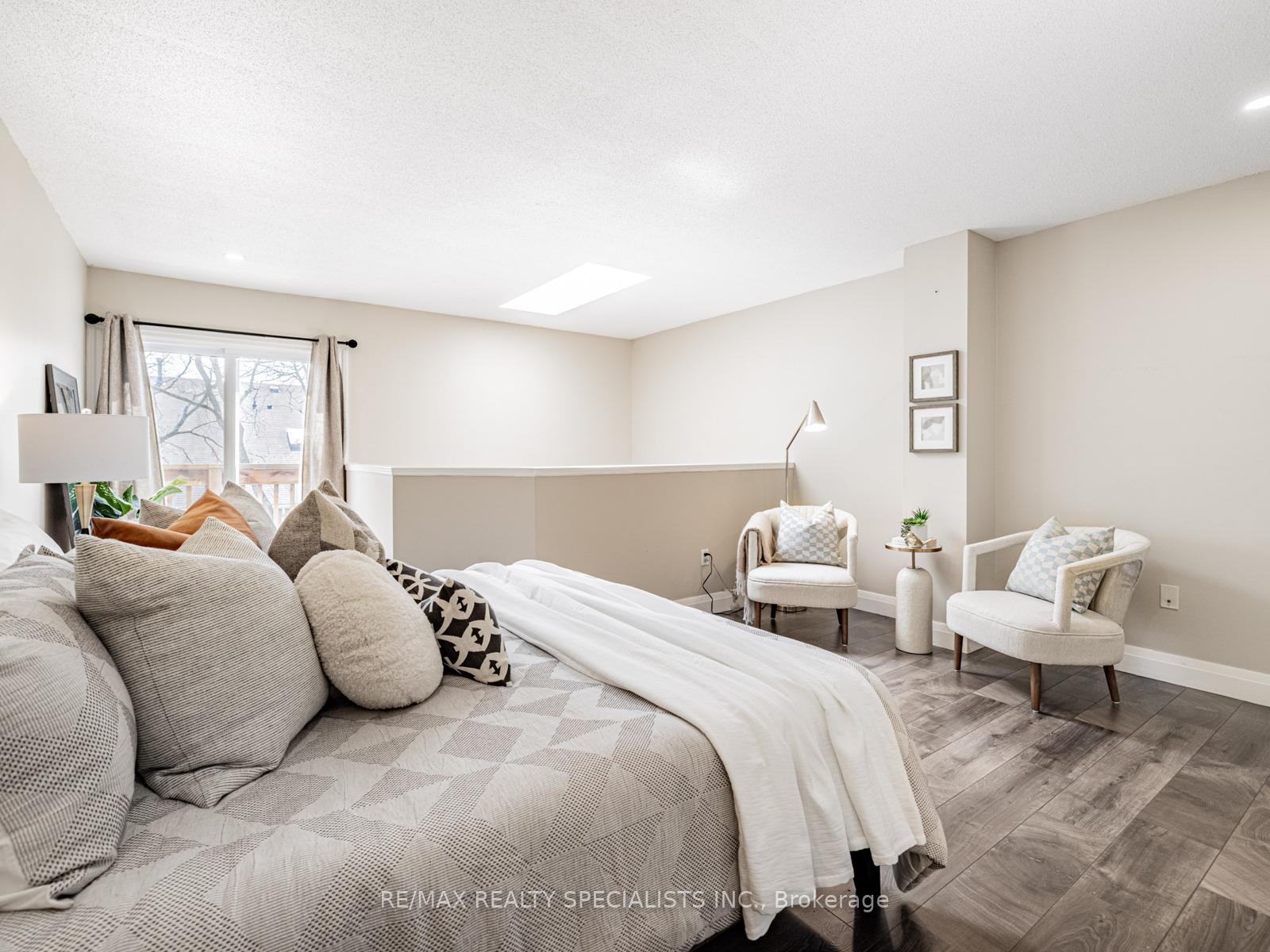 2 Bedrooms Condo at 2055 WALKERS, Burlington For sale