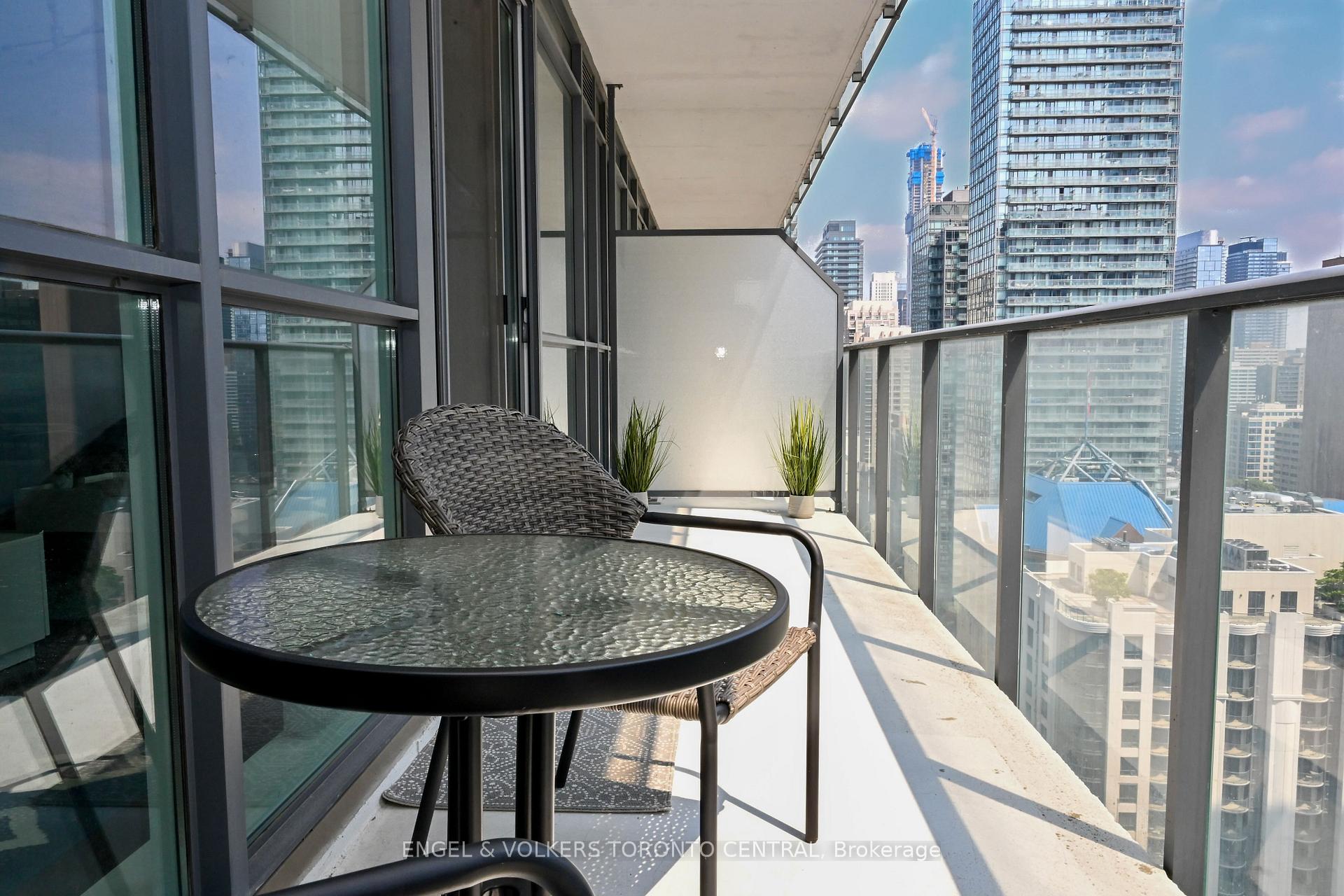 2 Bedrooms Condo at 770 Bay, Toronto For sale