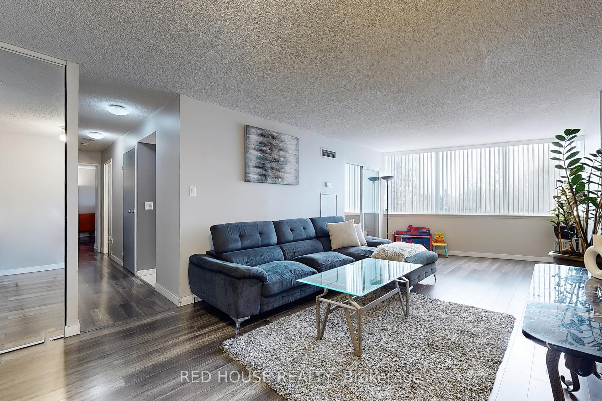 2 Bedrooms Condo at 10 Markbrook,  Toronto For sale