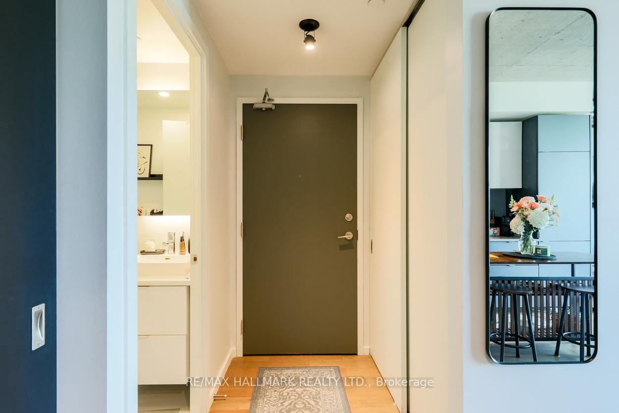 2 Bedrooms Condo at 21 Lawren Harris, Toronto For sale