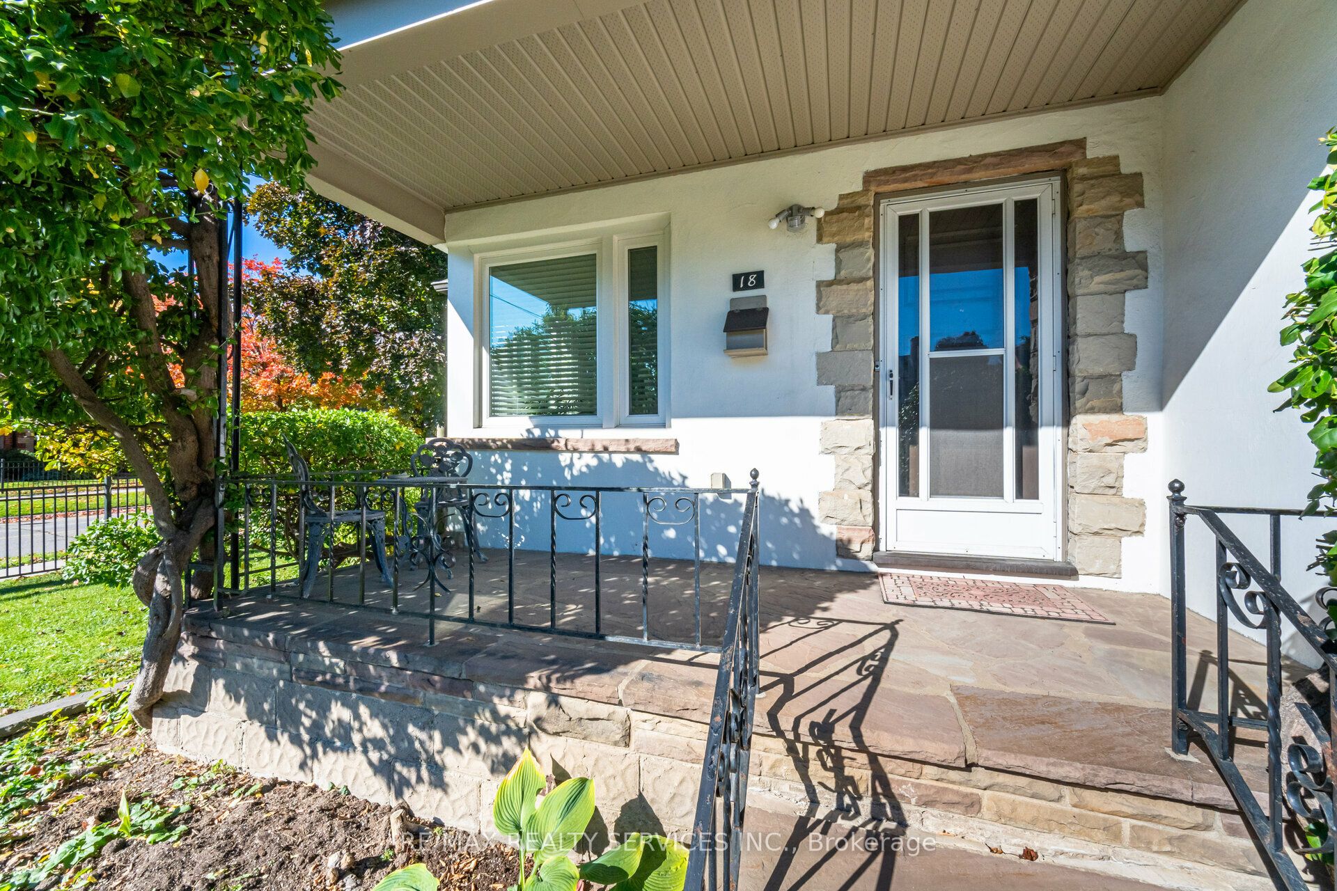 18 Wellington Street W