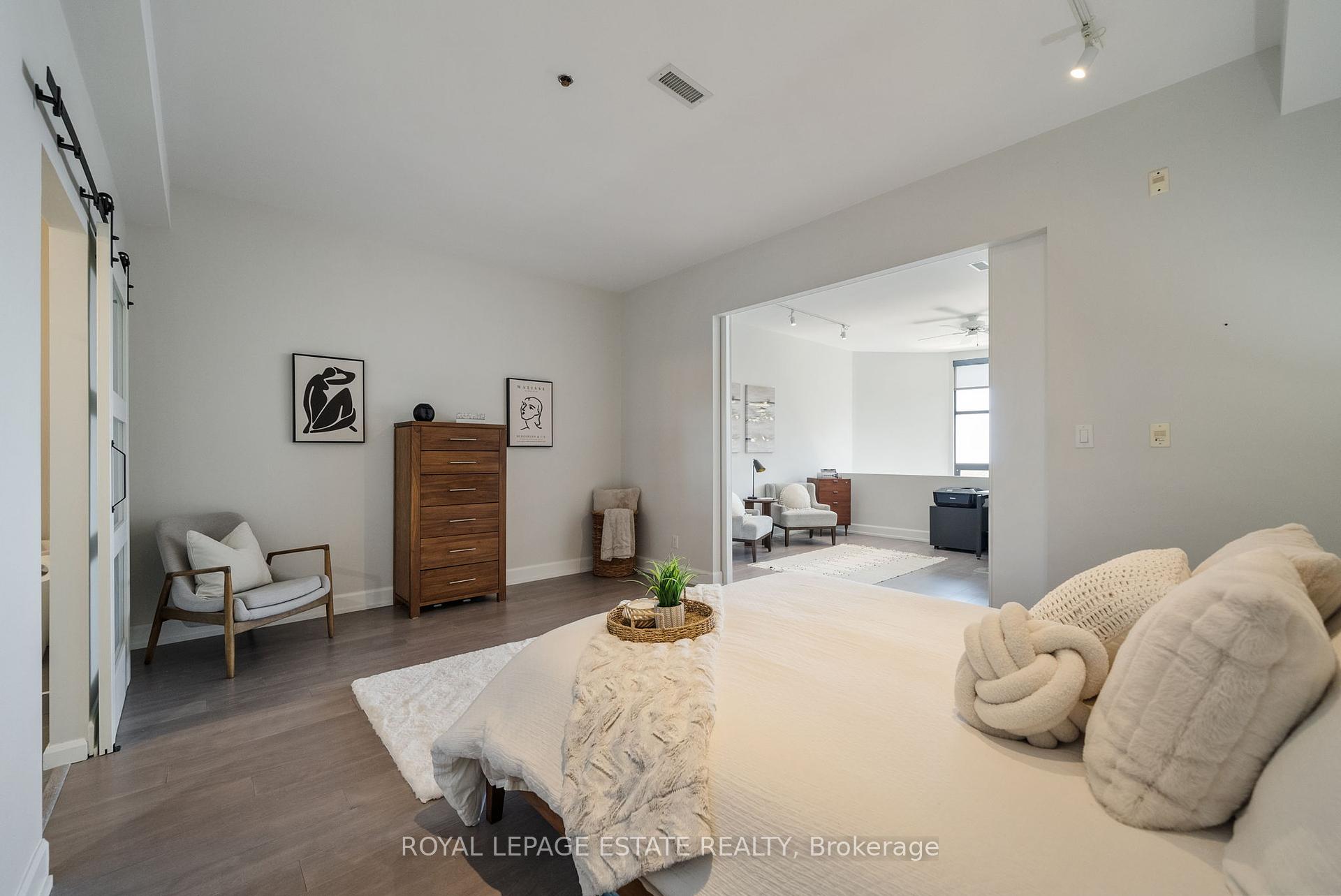 2 Bedrooms Condo at 160 Fallingbrook, Toronto For sale