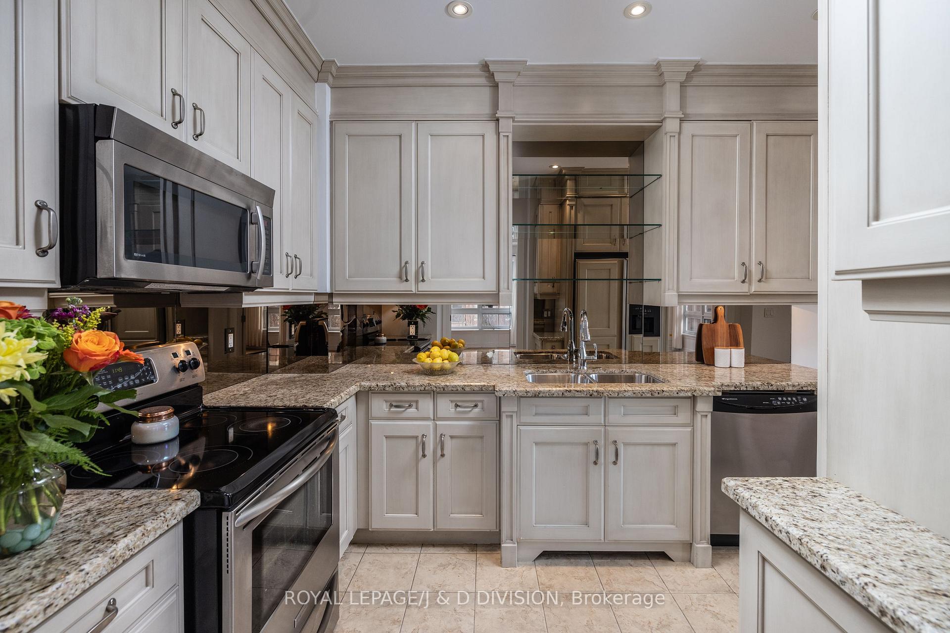 2 Bedrooms Condo at 20 Burkebrook,  Toronto For sale