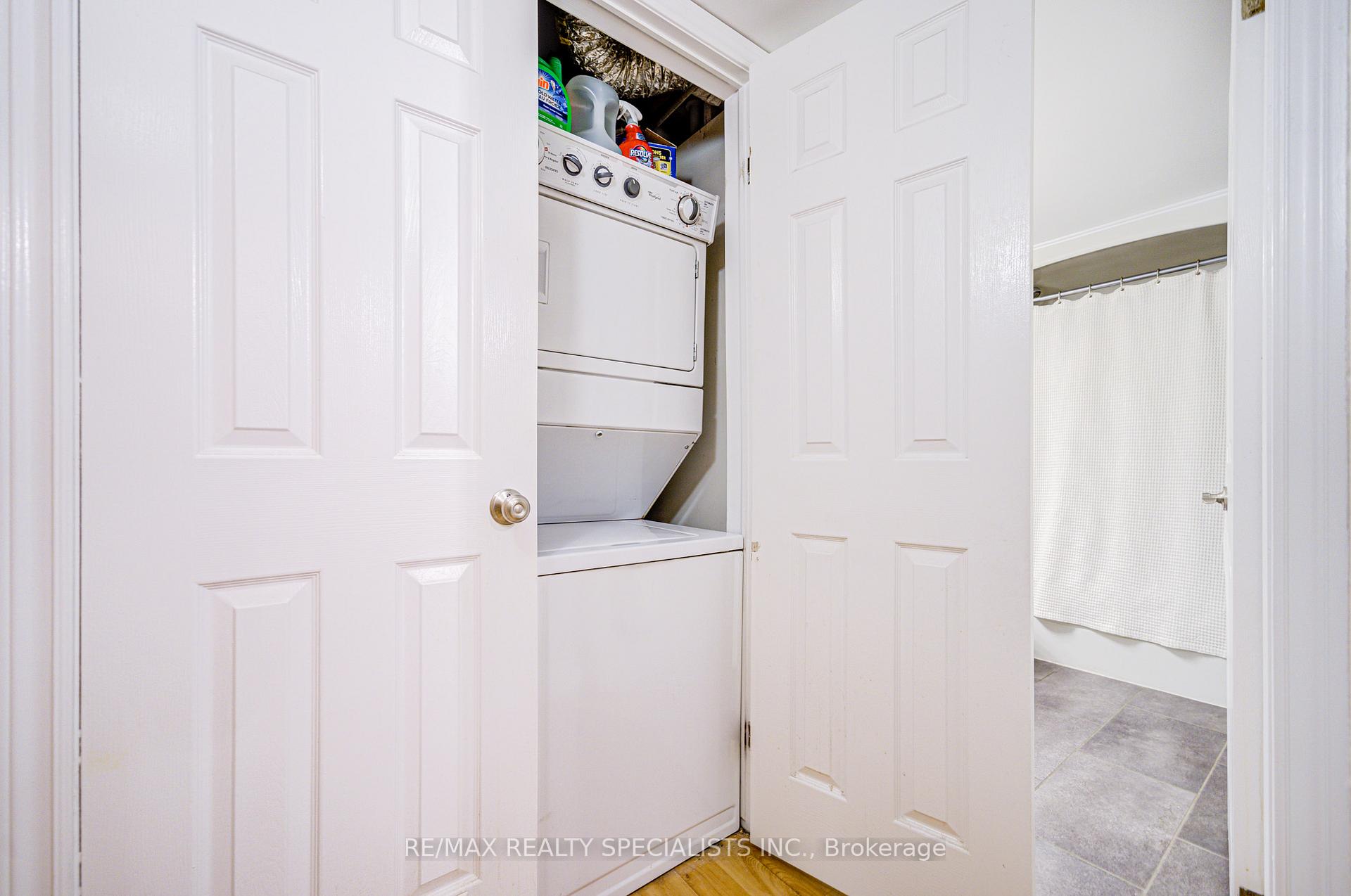 2 Bedrooms Condo at 2030 Cleaver, Burlington For sale