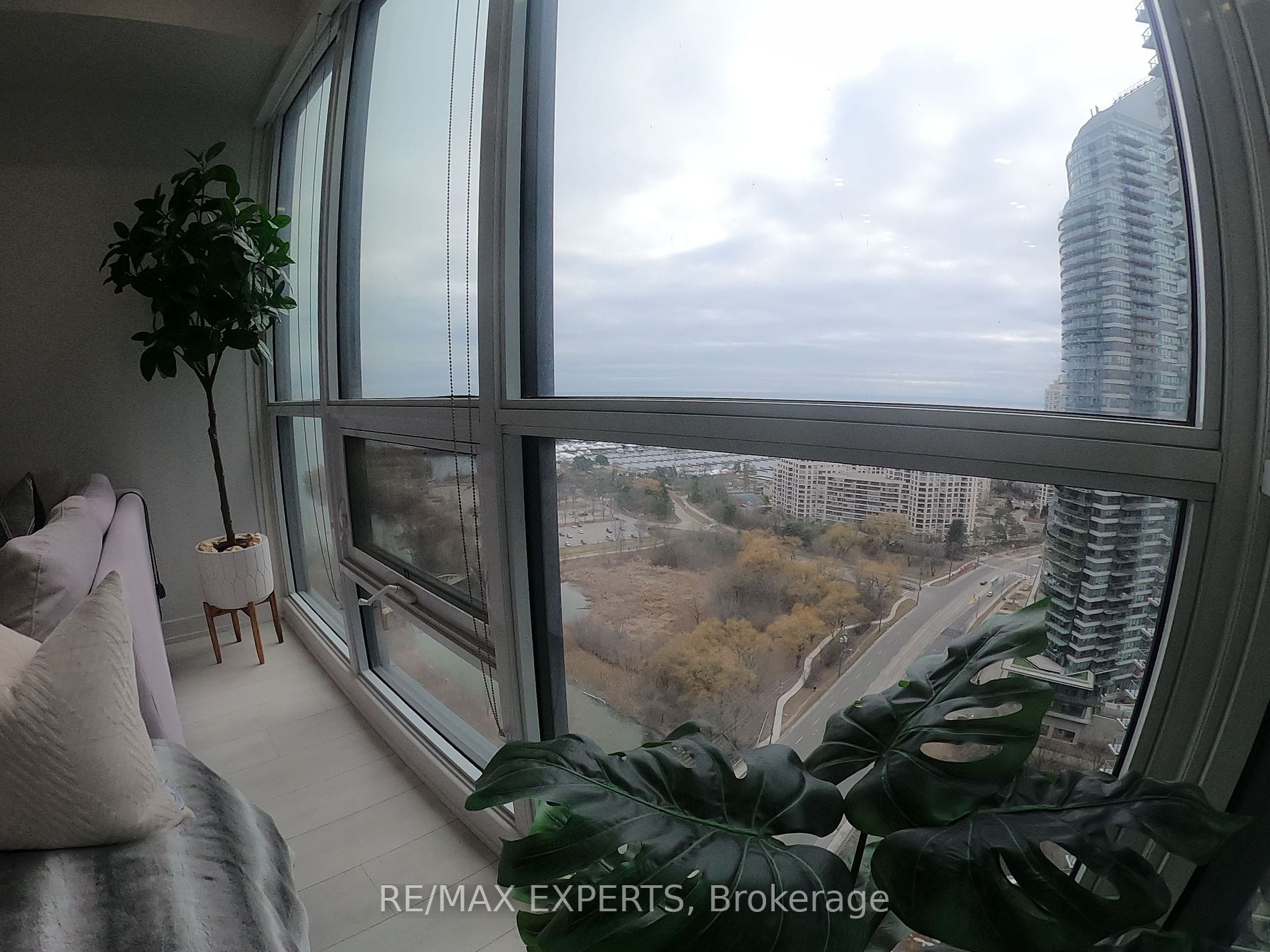 2200 Lake Shore Boulevard W 2802