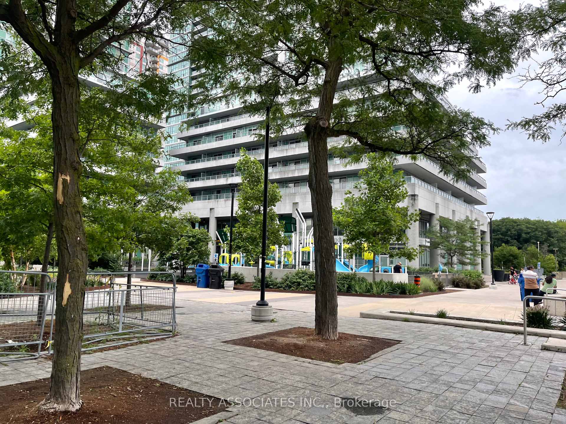 2 Bedrooms Condo at 25 Town Centre, Toronto For sale