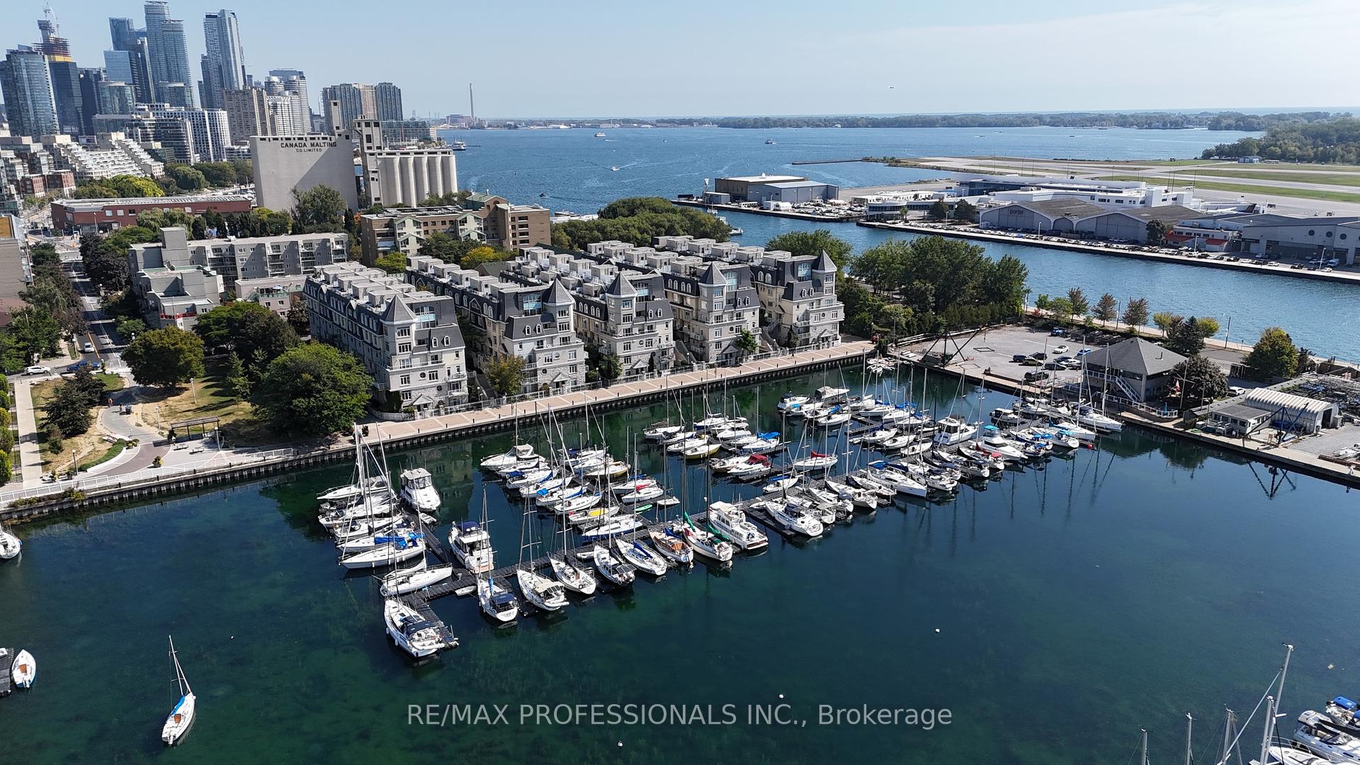 3 Bedrooms Condo at 32 Stadium, Toronto For sale