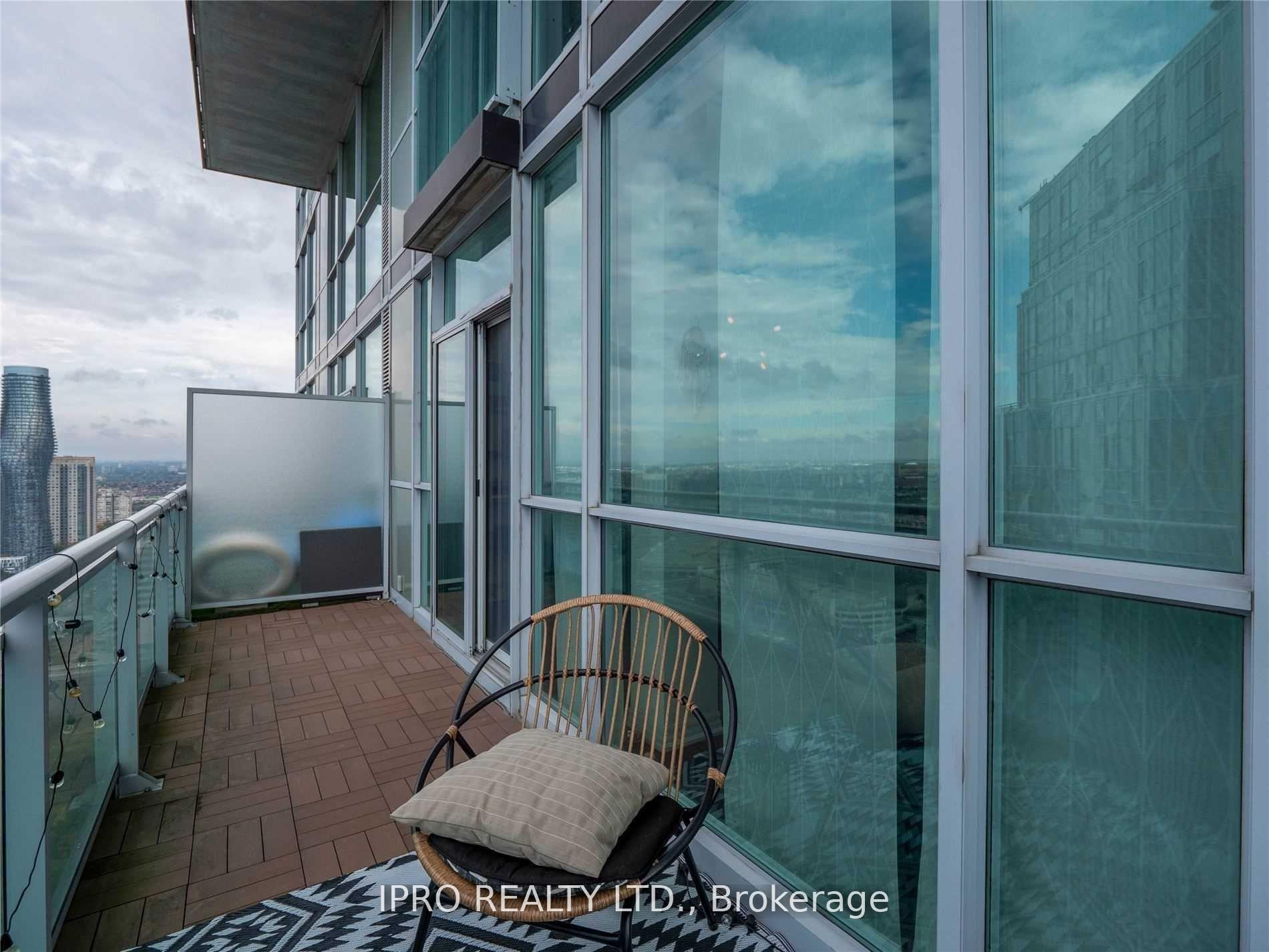 2 Bedrooms Condo at 223 Webb, Mississauga For sale