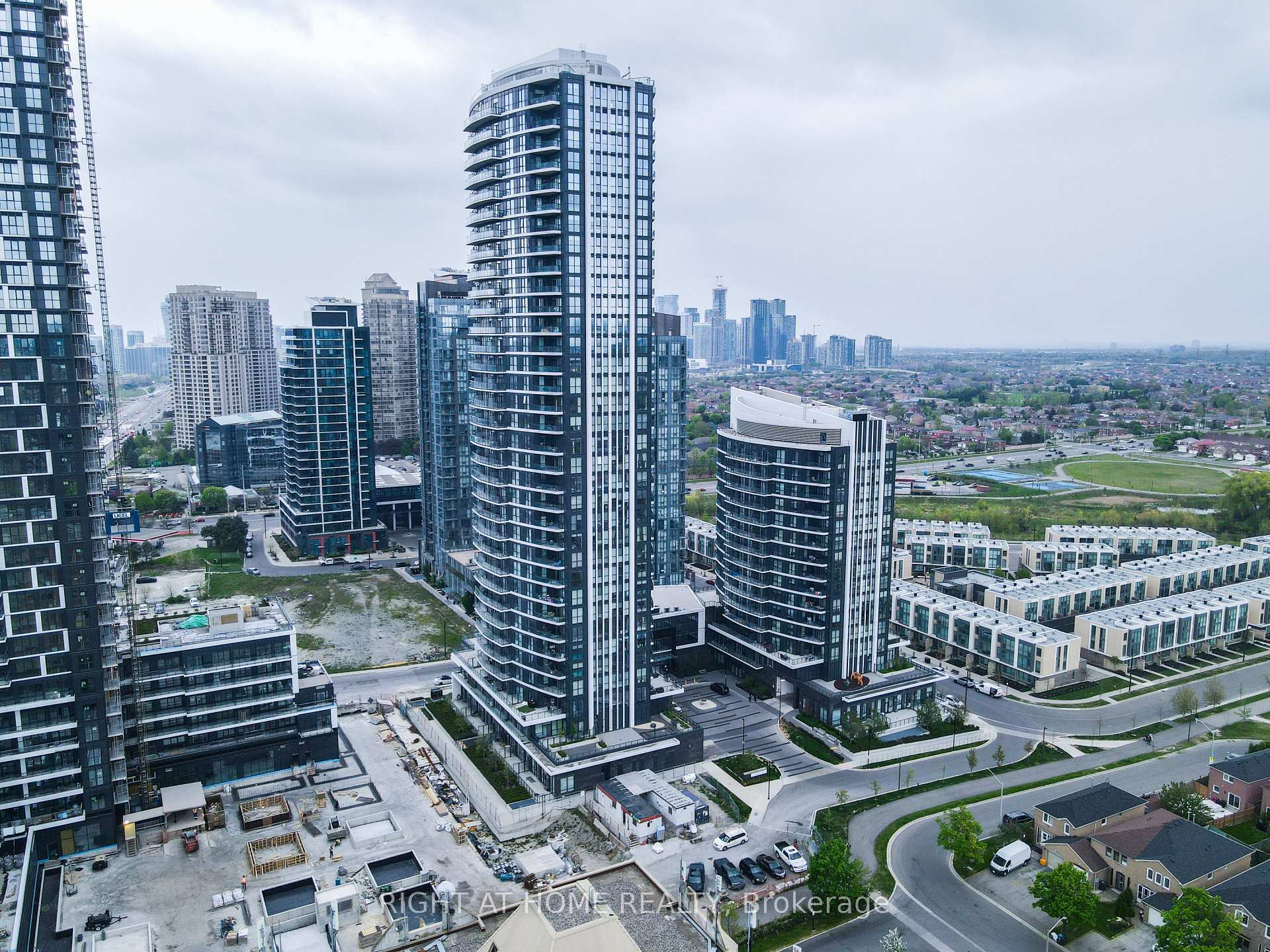 1 Bedroom Condo at 35 WATERGARDEN, Mississauga For sale
