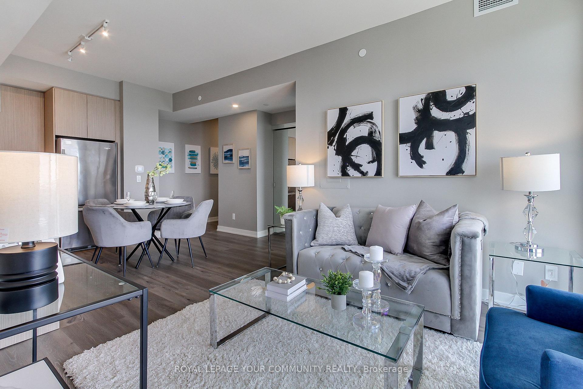 2 Bedrooms Condo at 10 Deerlick, Toronto For sale