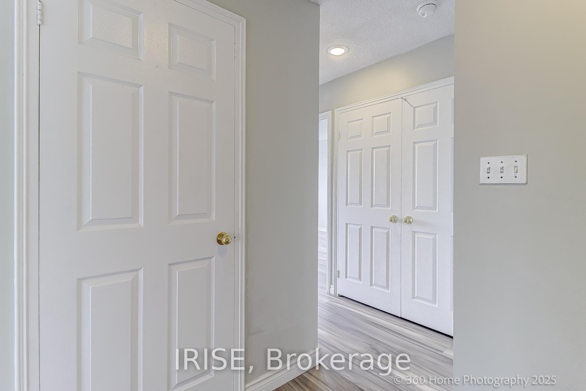 2 Bedrooms Condo at 1001 Cedarglen, Mississauga For sale