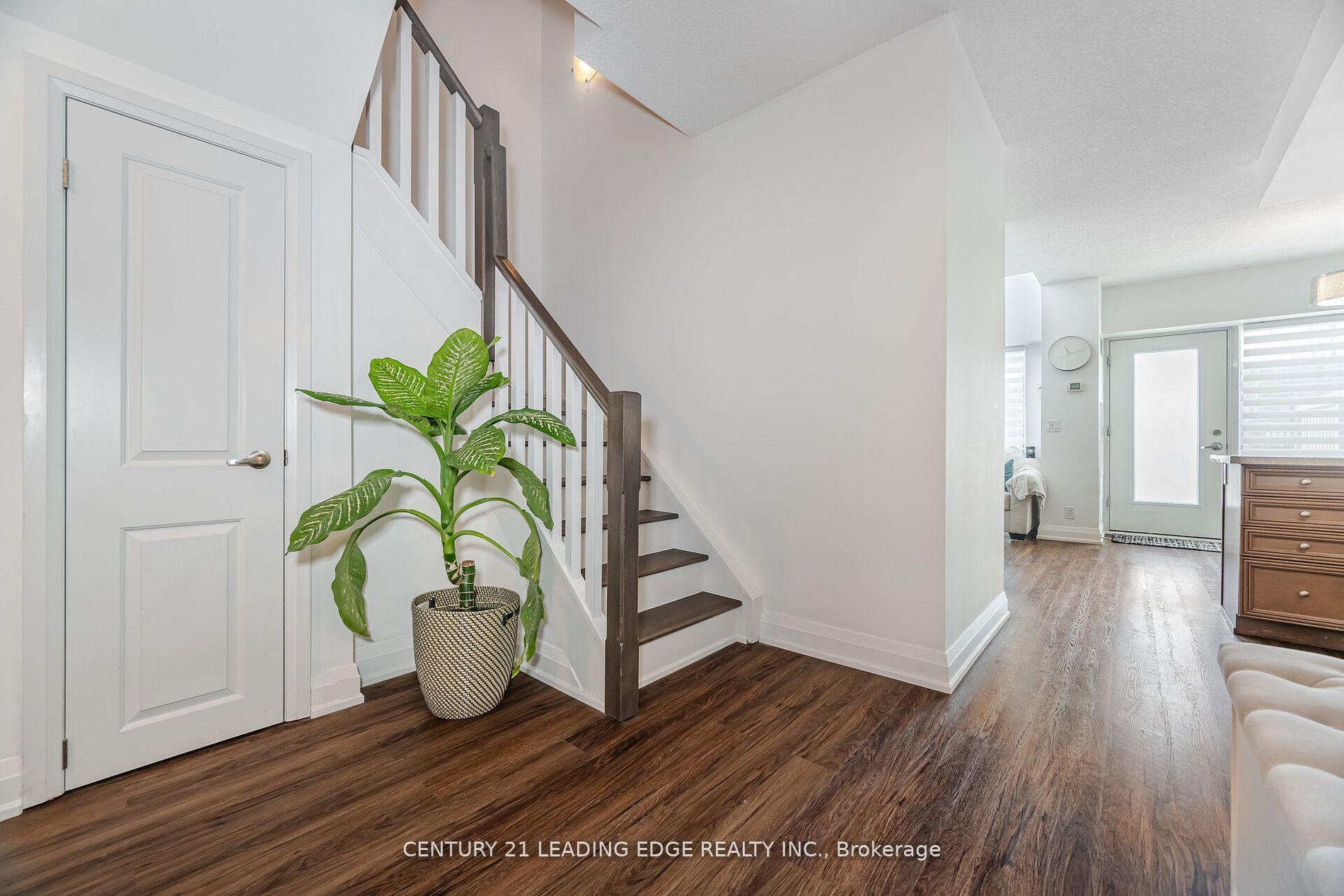2 Bedrooms Condo at 24 Woodstream, Vaughan For sale