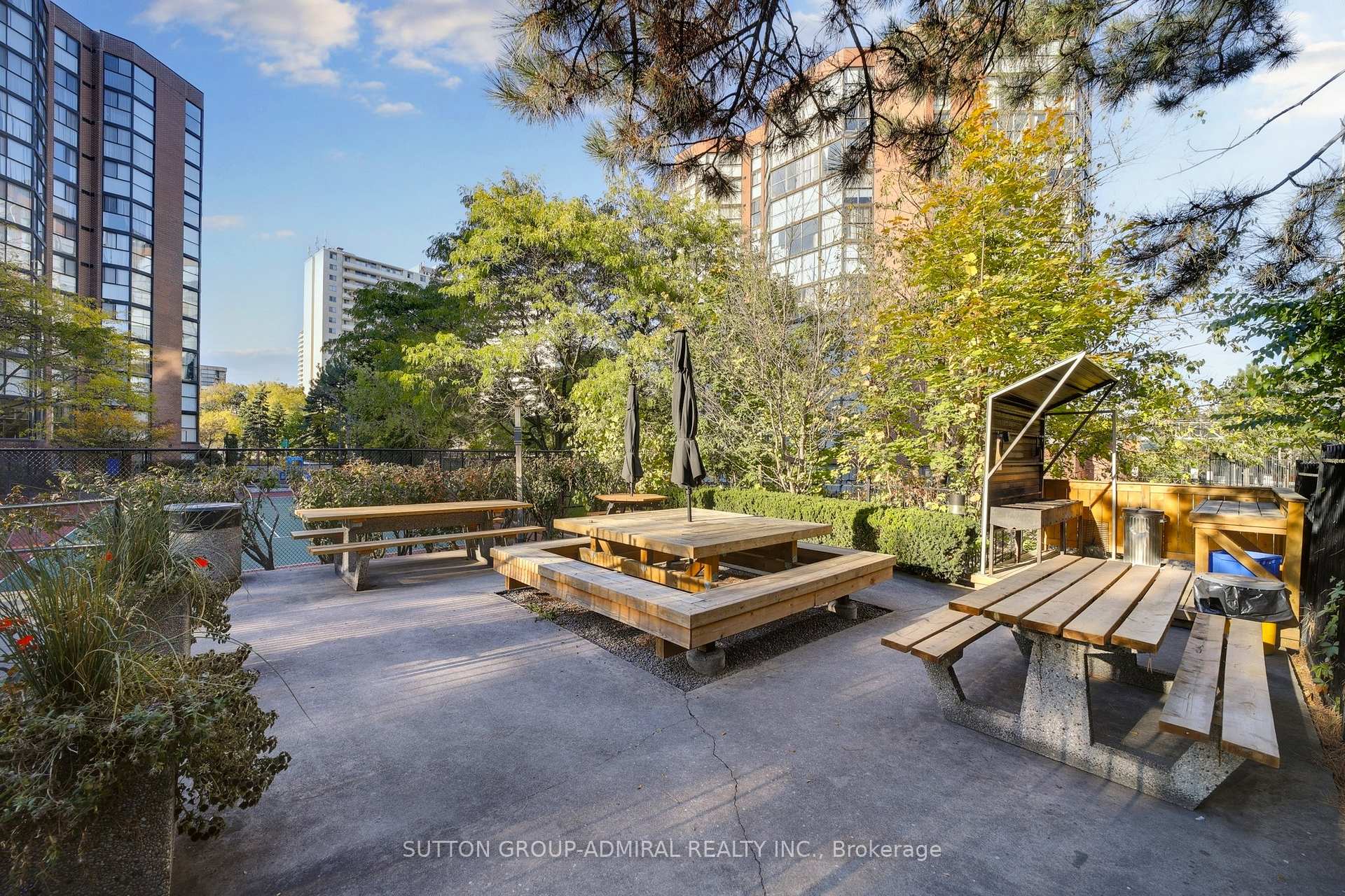 2 Bedrooms Condo at 2091 Hurontario, Mississauga For sale