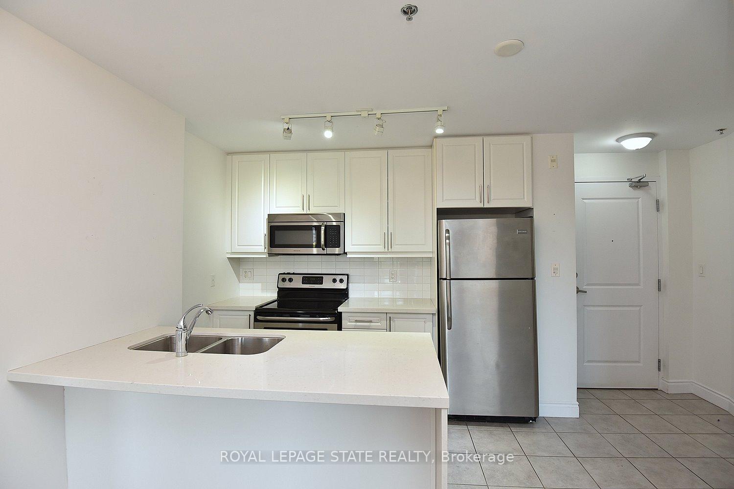 2 Bedrooms Condo at 90 Charlton, Hamilton For sale