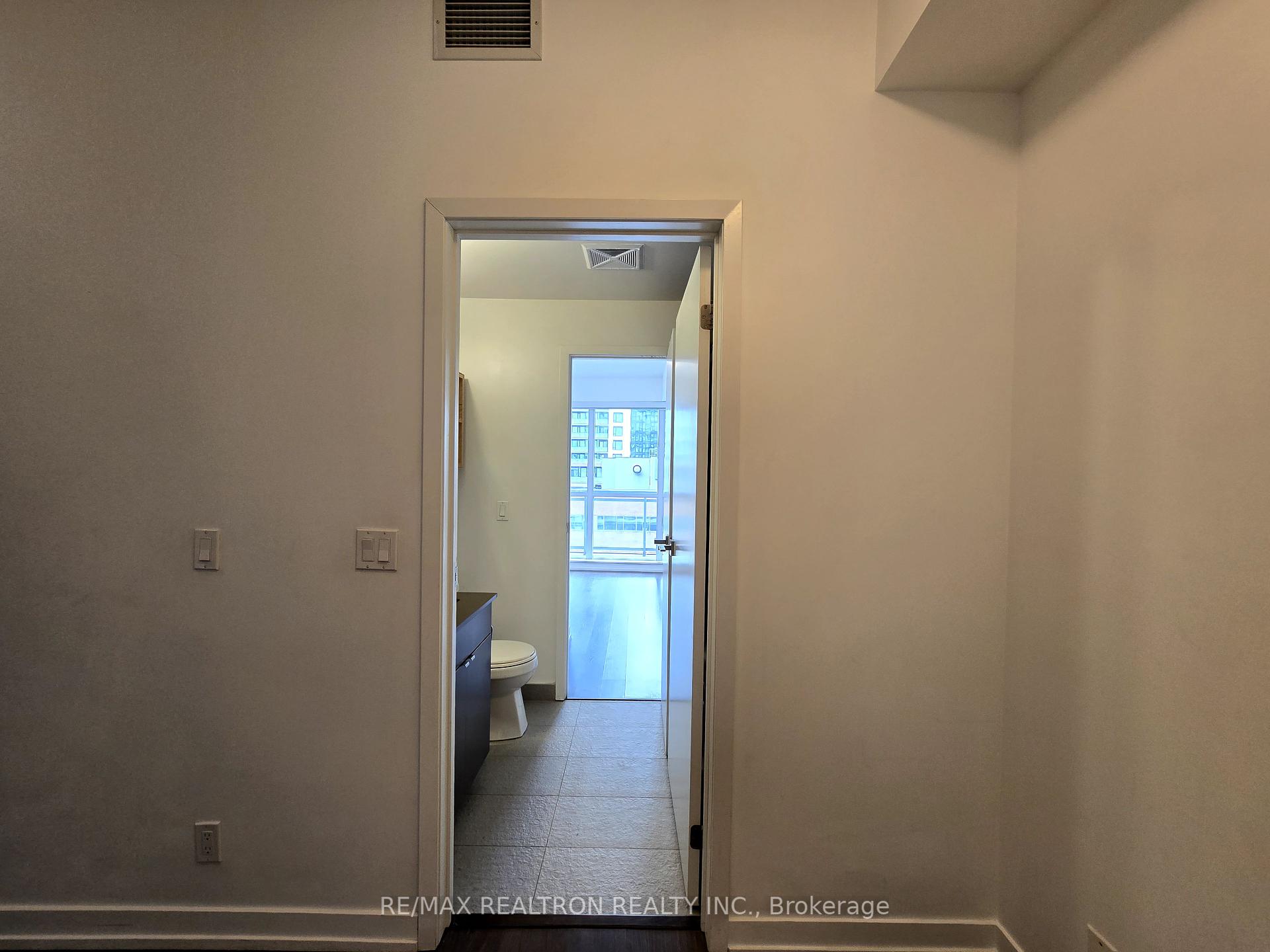 2 Bedrooms Condo at 89 Dunfield,  Toronto For sale