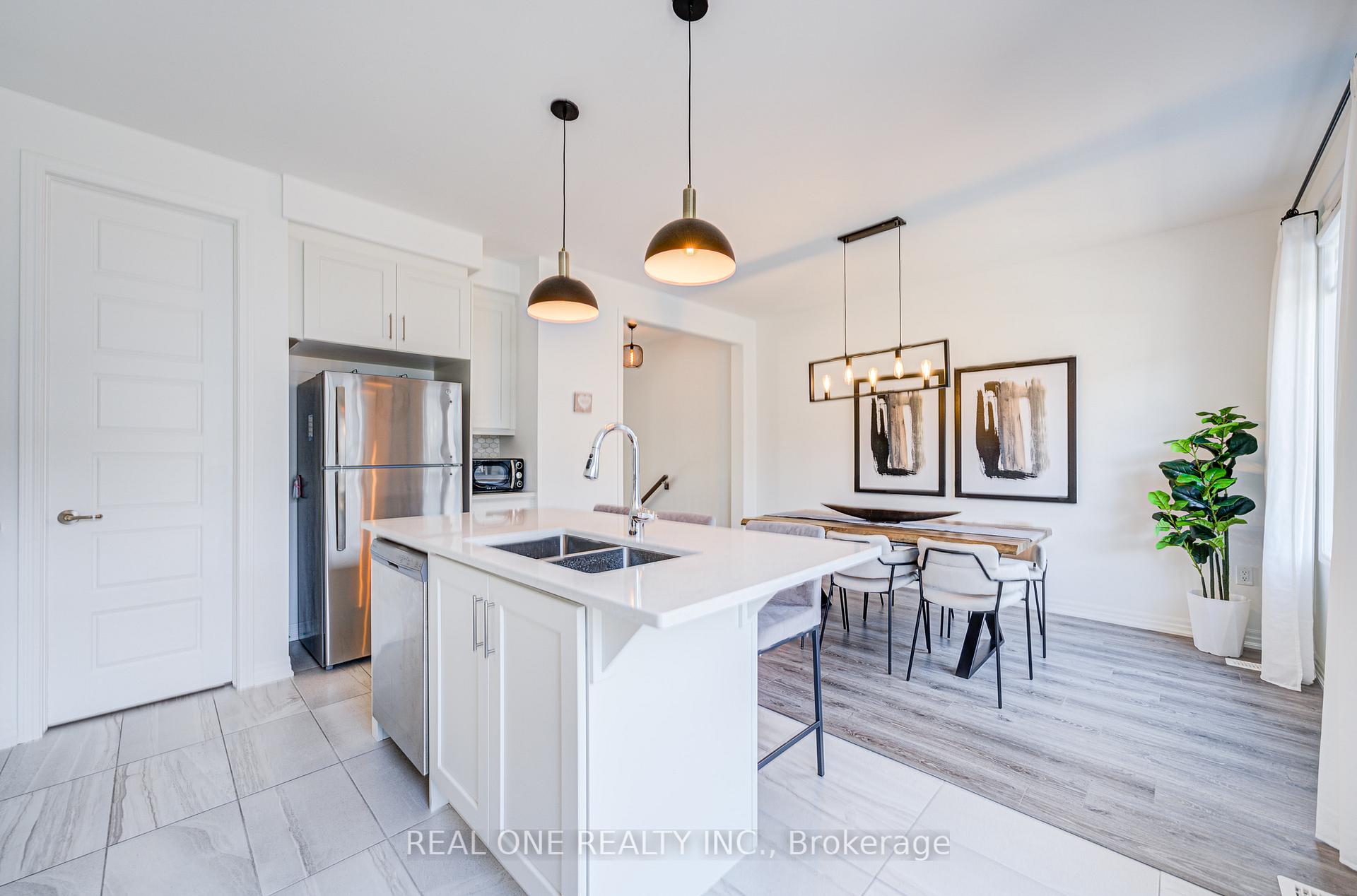 4 Bedrooms Condo at 91 Grovewood Common, Oakville For sale