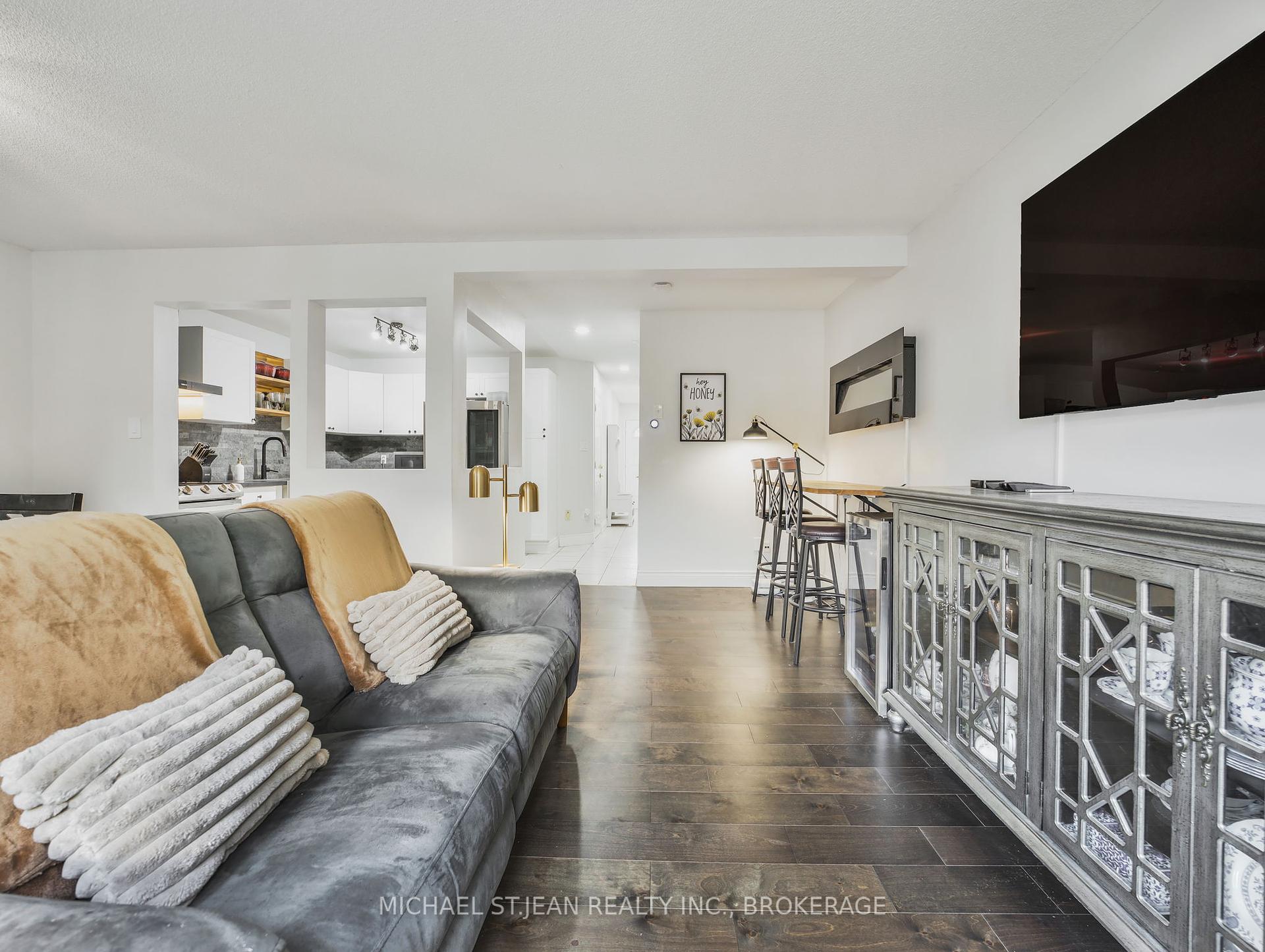 3 Bedrooms Condo at 1889 Upper Wentworth, Hamilton For sale