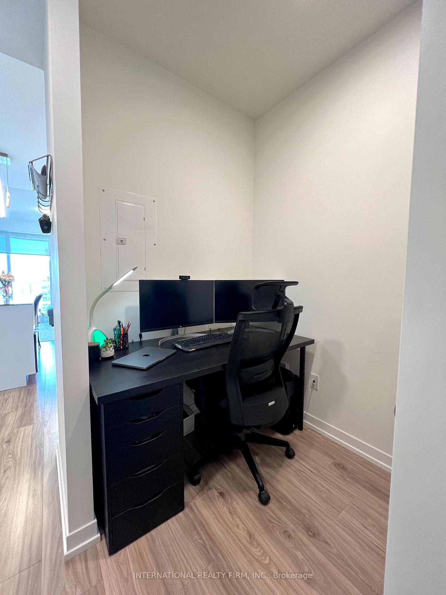 2 Bedrooms Condo at 4065 Confederation, Mississauga For sale