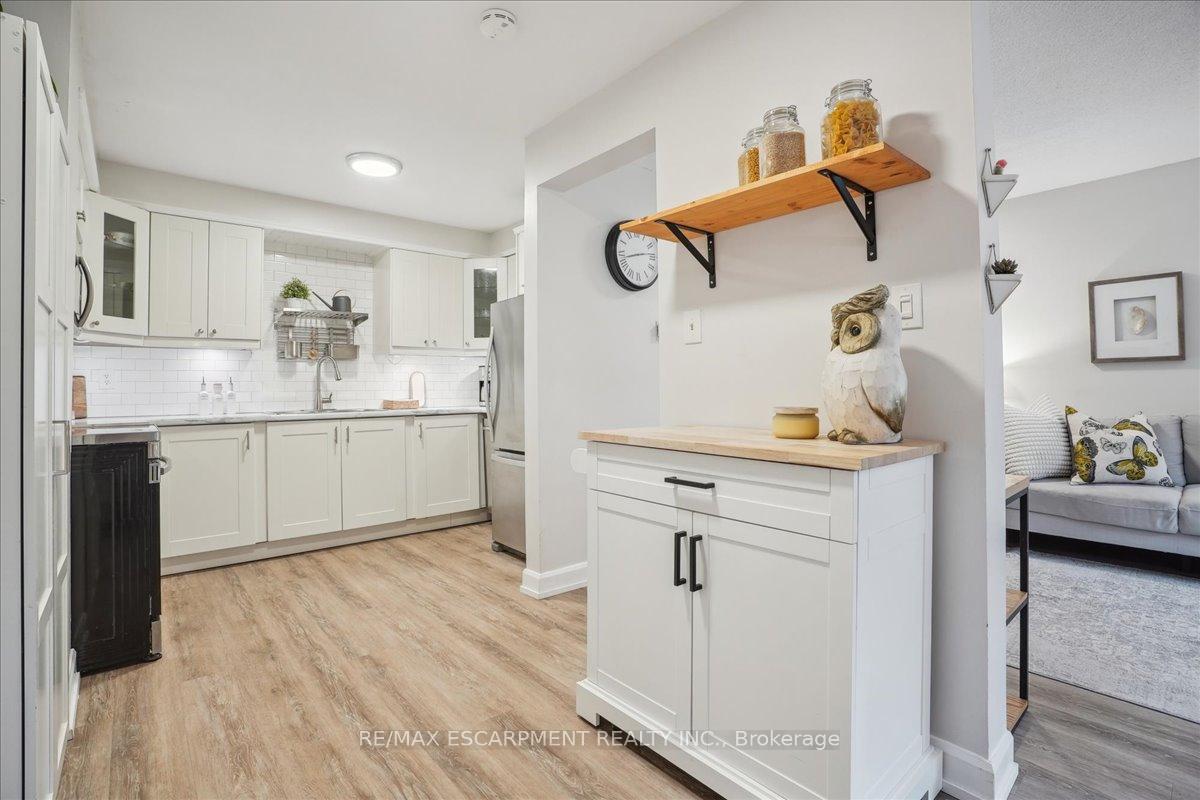 3 Bedrooms Condo at 680 Regency, Burlington For sale