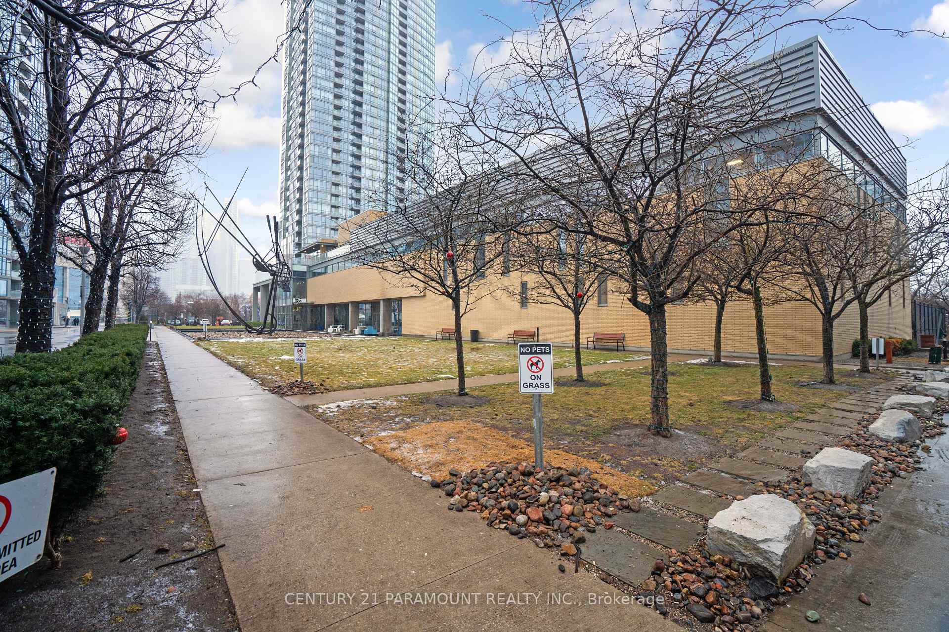1 Bedroom Condo at 5 Mariner,  Toronto For sale