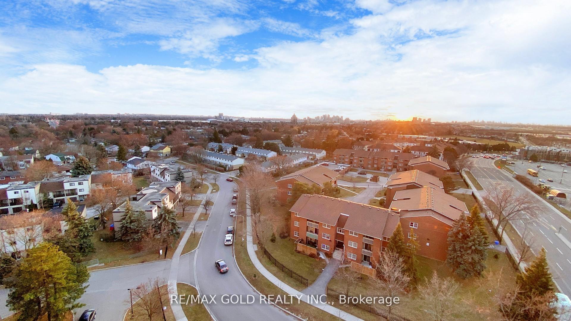 2 Bedrooms Condo at 99 Blackwell, Toronto For sale