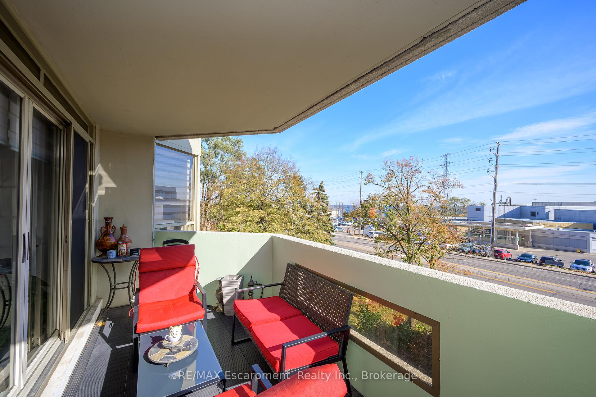 3 Bedrooms Condo at 1237 North Shore, Burlington For sale