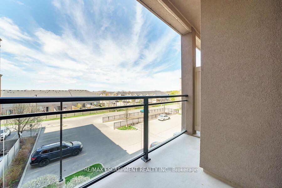 2 Bedrooms Condo at 5317 Upper Middle, Burlington For sale