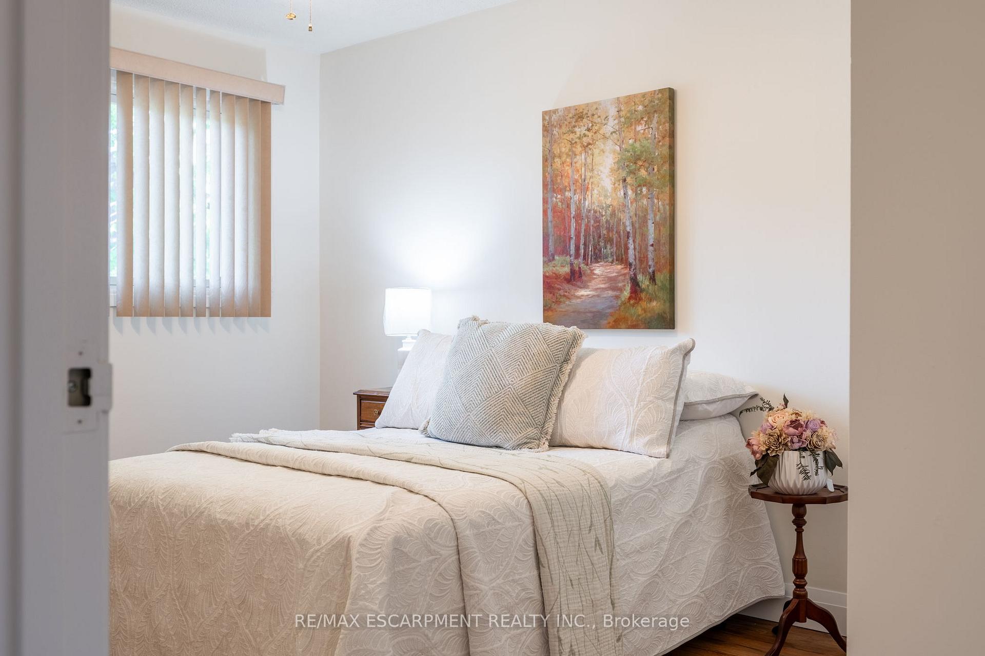 3 Bedrooms Condo at 2301 Cavendish, Burlington For sale
