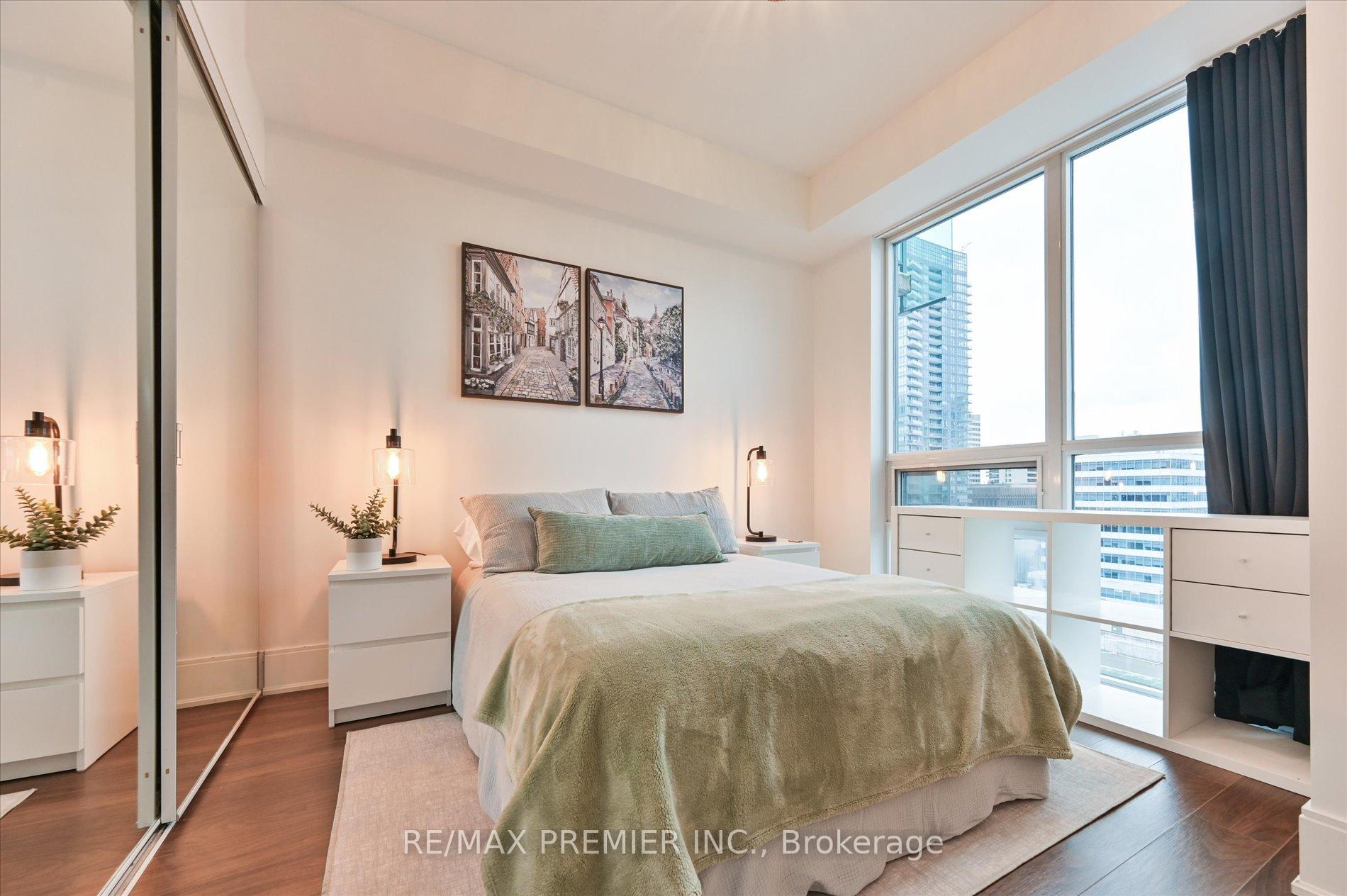 3 Bedrooms Condo at 25 Broadway, Toronto For sale
