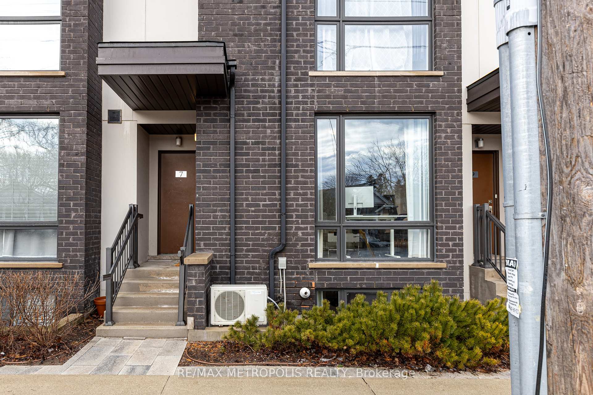 2 Bedrooms Condo at 24 Fieldway,  Toronto For sale