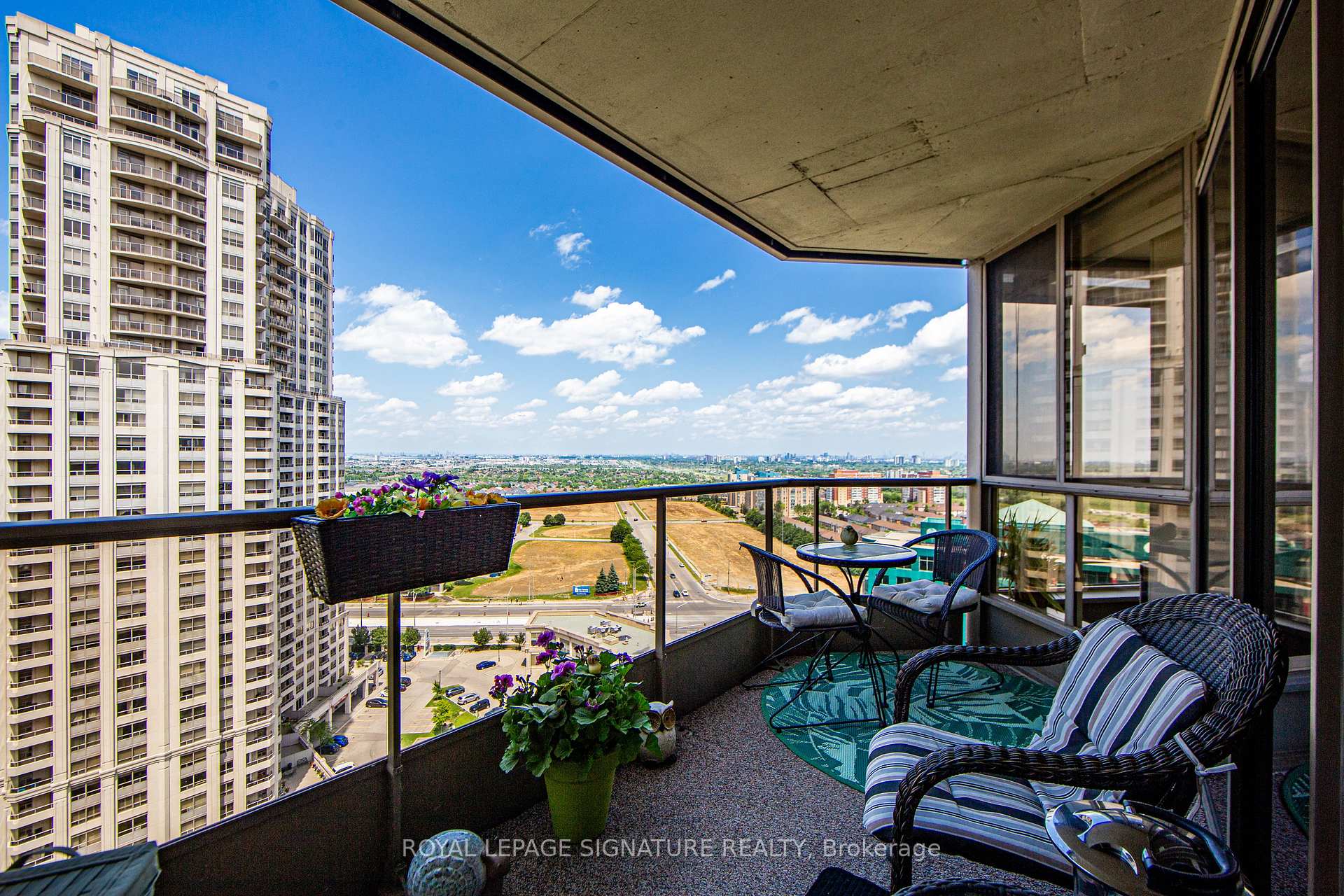 3 Bedrooms Condo at 55 Kingsbridge Garden, Mississauga For sale