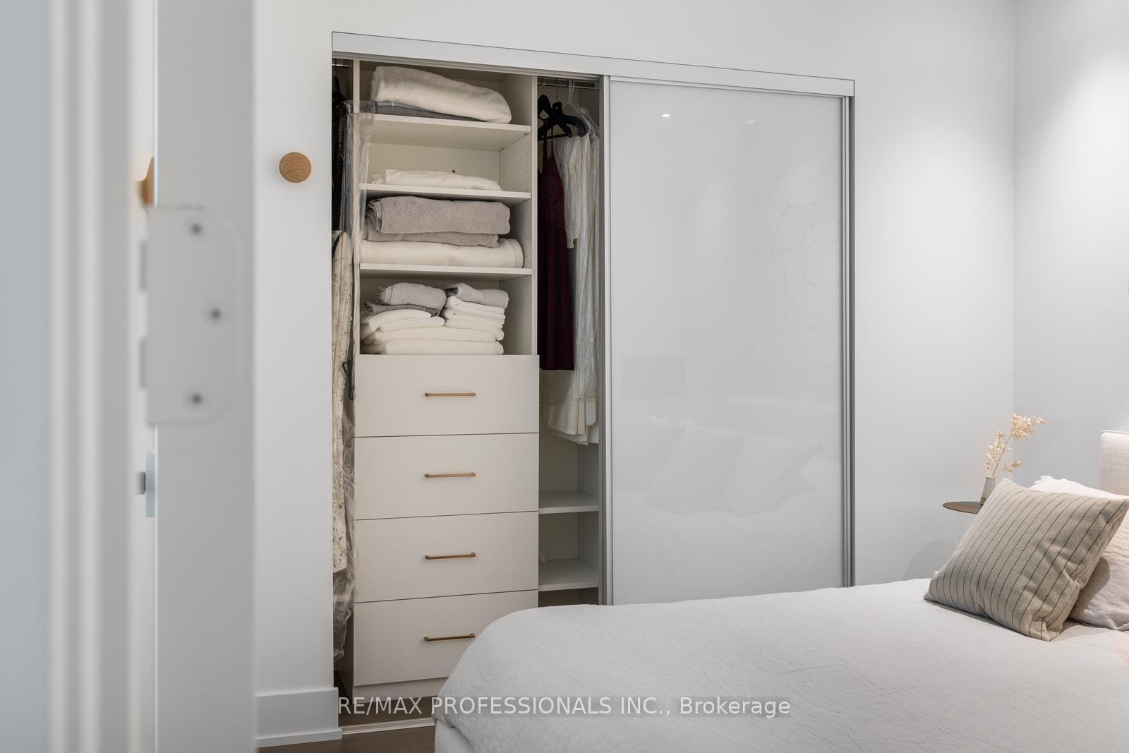 1 Bedroom Condo at 6 Jackes, Toronto For sale