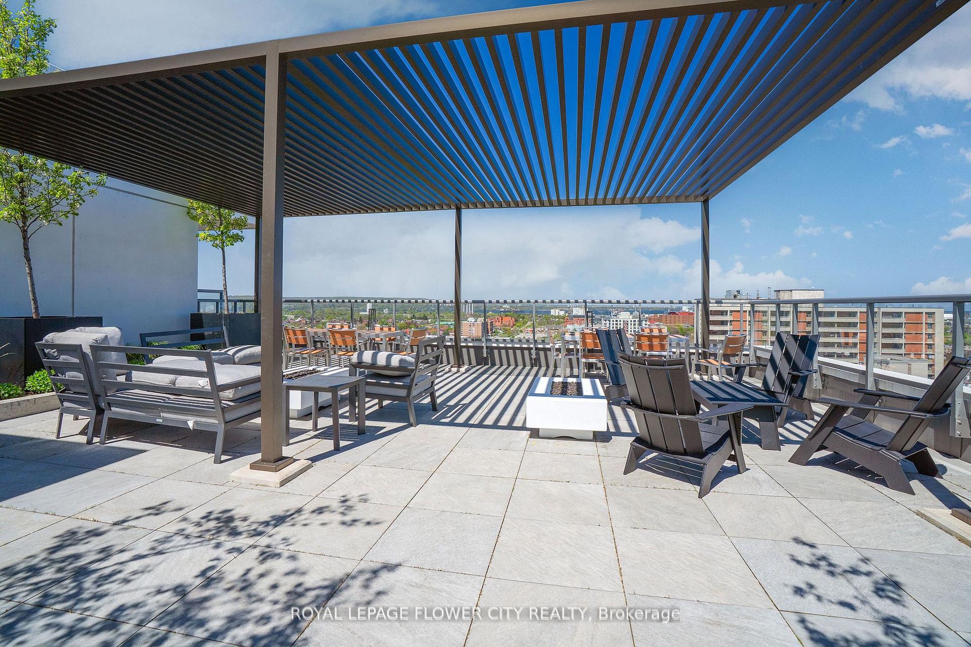 2 Bedrooms Condo at 212 King William, Hamilton For sale