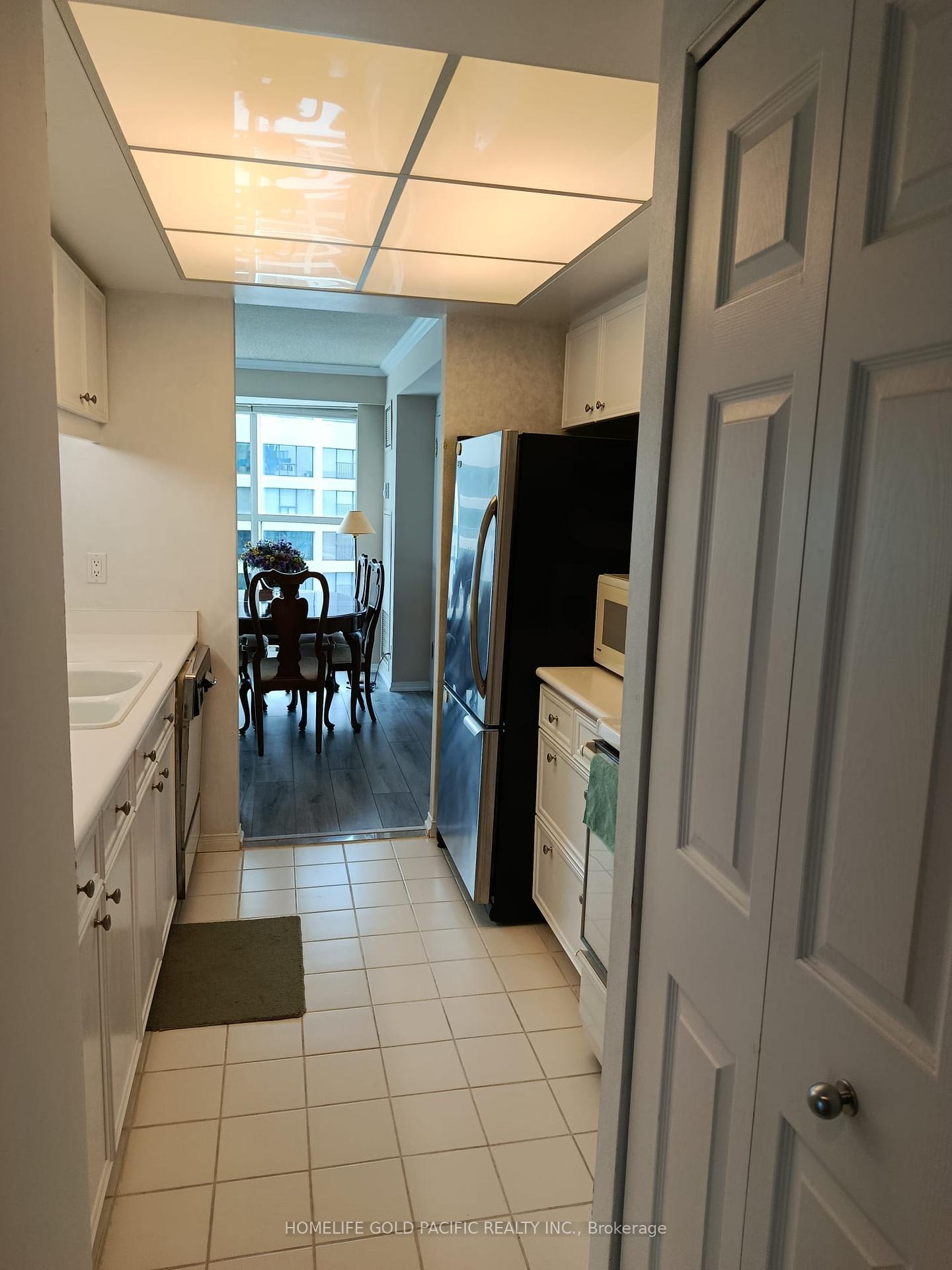 2 Bedrooms Condo at 77 Harbour, Toronto For sale