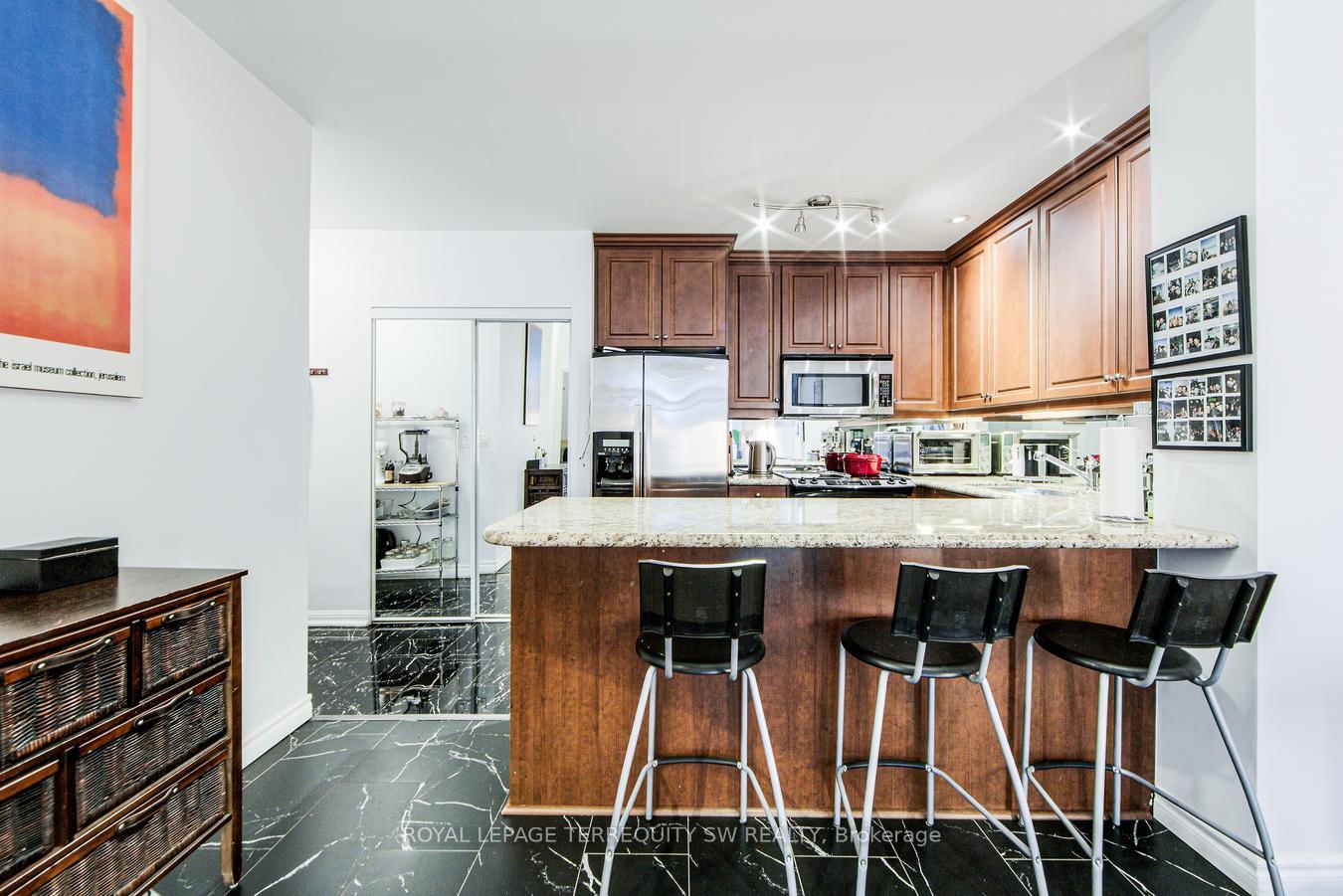 2 Bedrooms Condo at 618 A Fleet, Toronto For sale