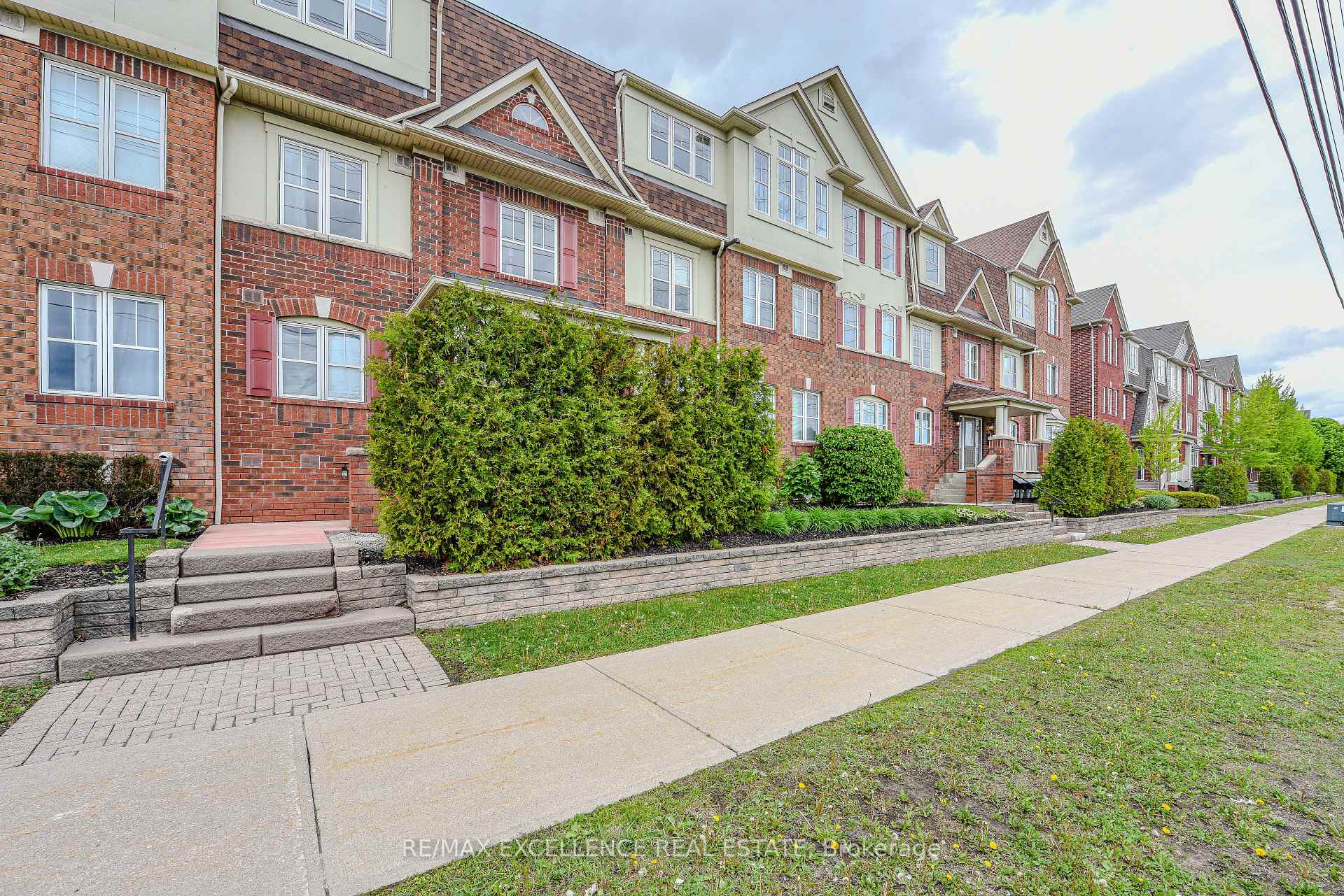 3 Bedrooms Condo at 599 Dundas, Mississauga For sale