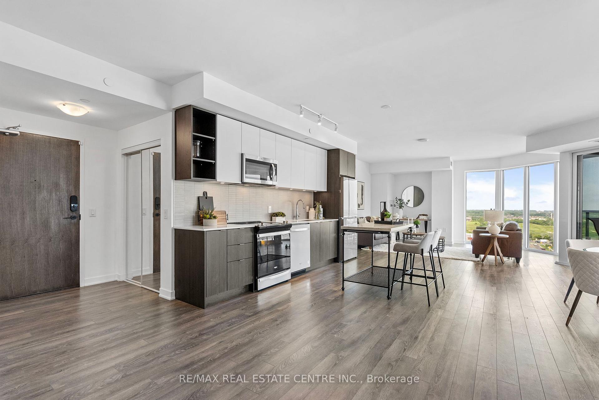 3 Bedrooms Condo at 100 Eagle Rock, Vaughan For sale