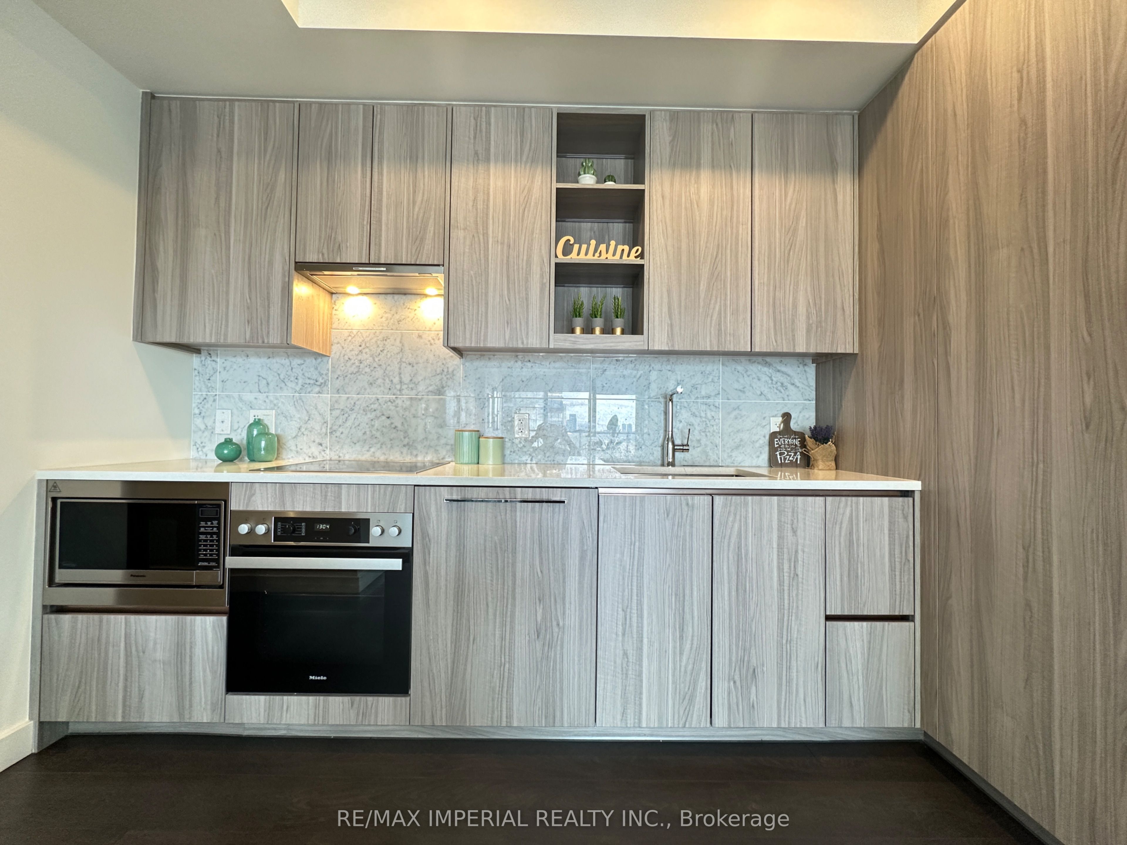 85 McMahon Drive, #1806