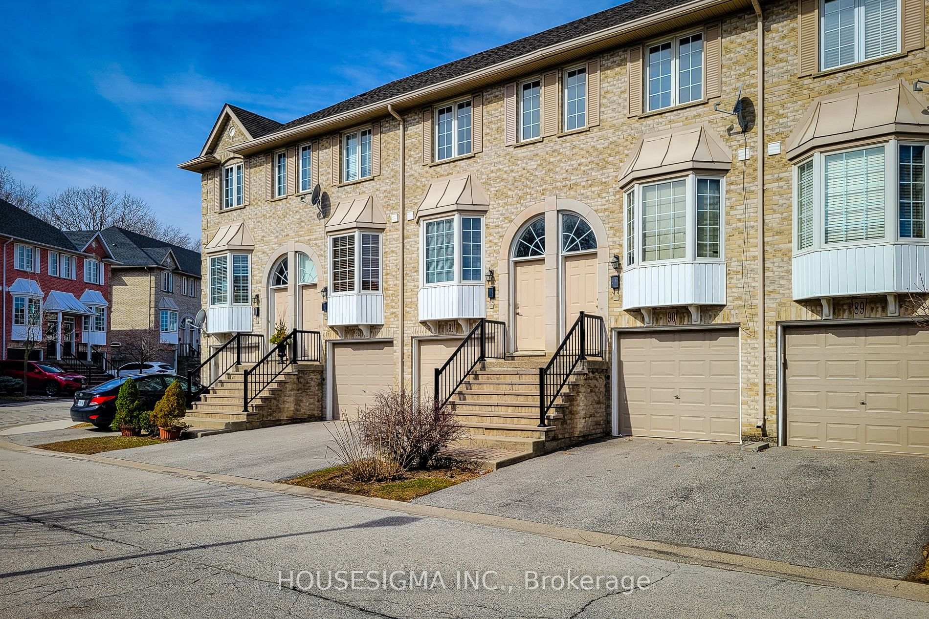 2 Bedrooms Condo at 3480 Upper Middle, Burlington For sale