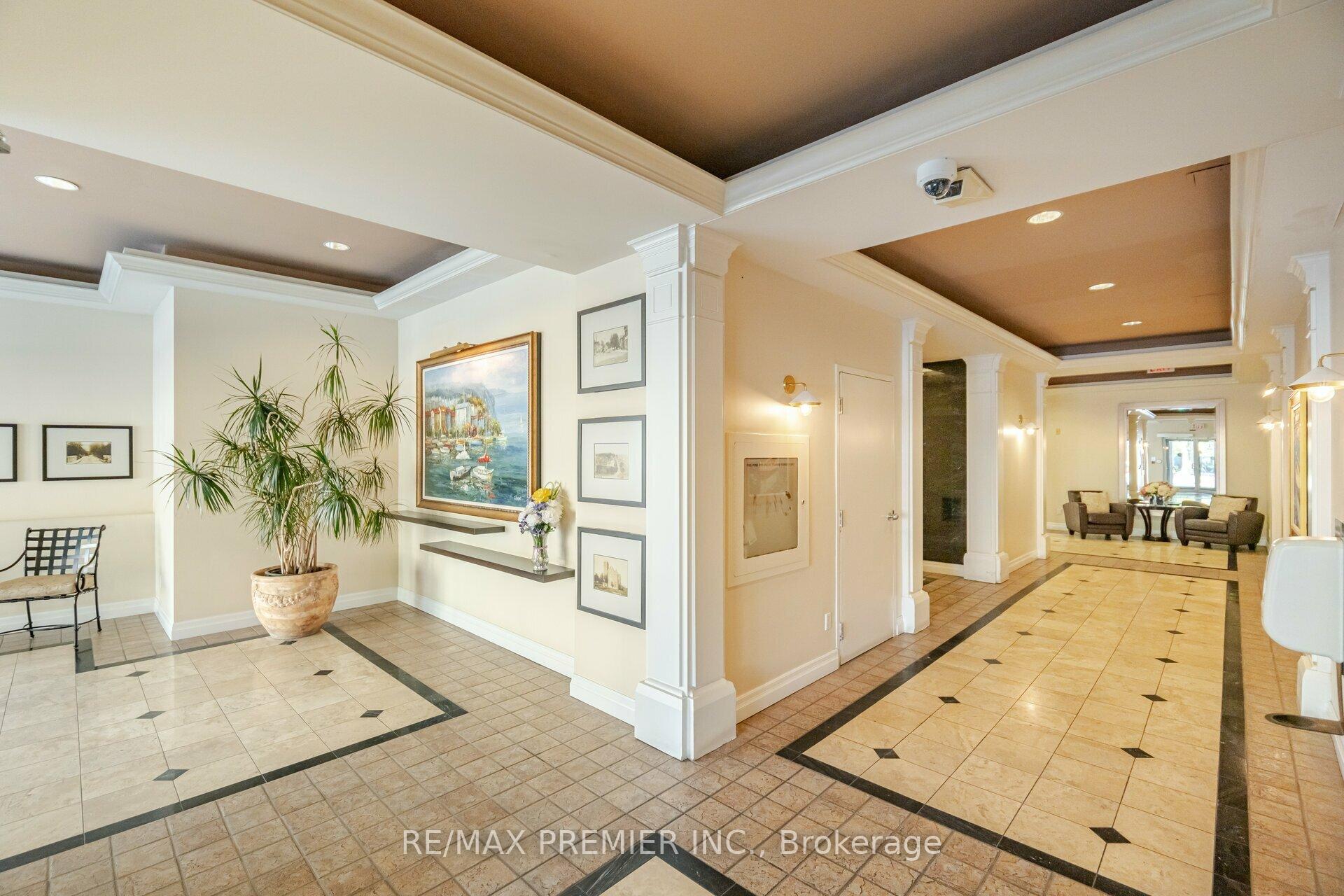 2 Bedrooms Condo at 121 Woodbridge,  Vaughan For sale