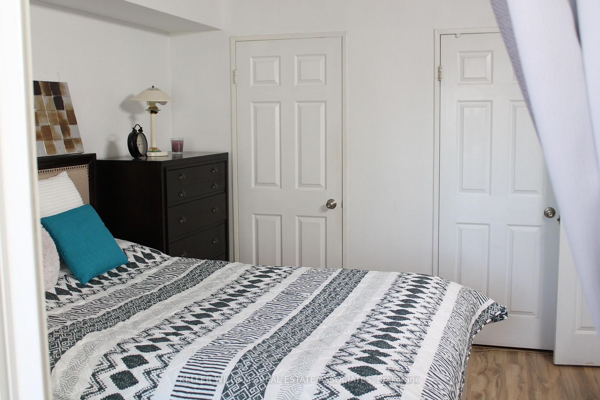 2 Bedrooms Condo at 50 Kingsbridge Garden, Mississauga For sale