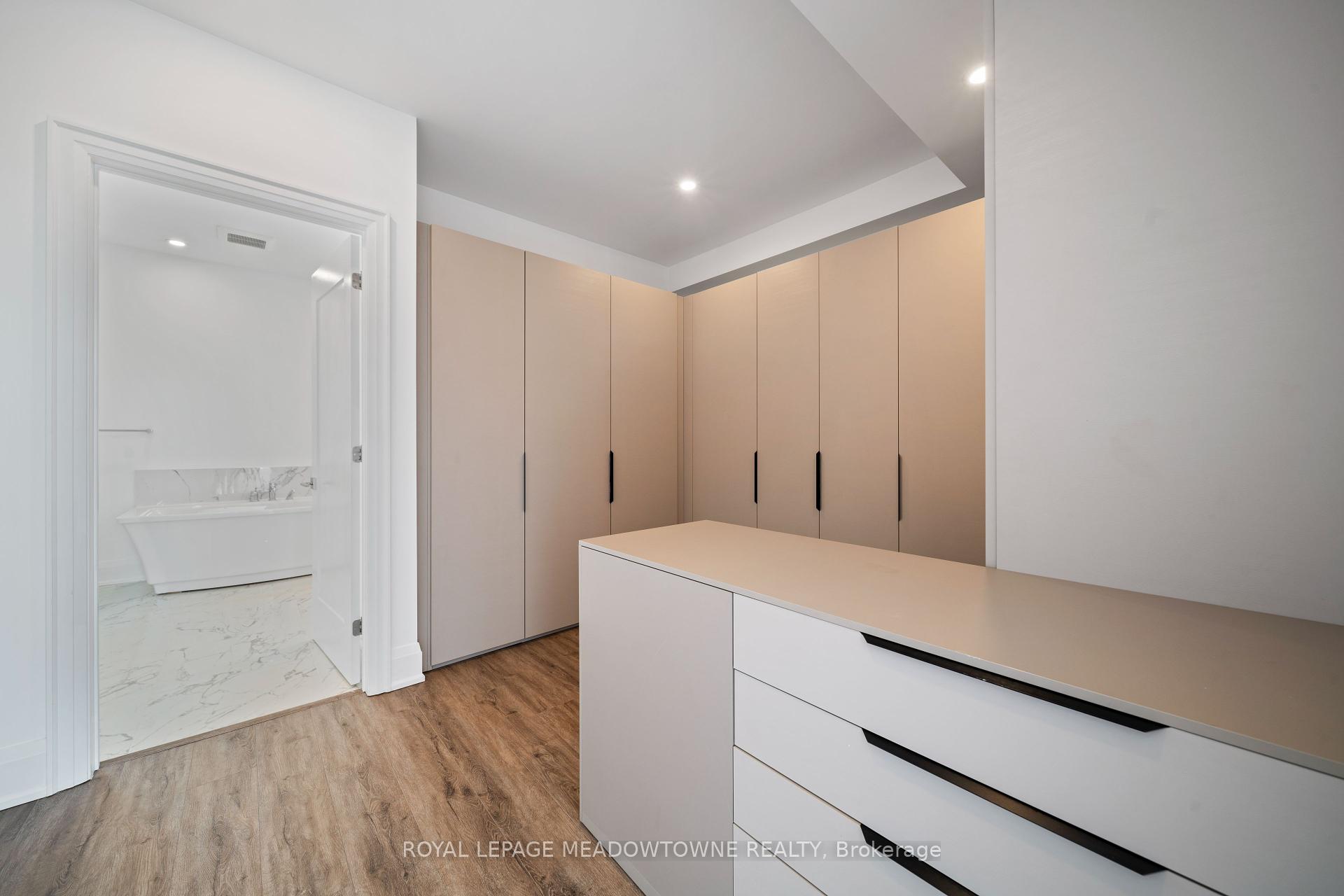 4 Bedrooms Condo at 121 High, Mississauga For sale