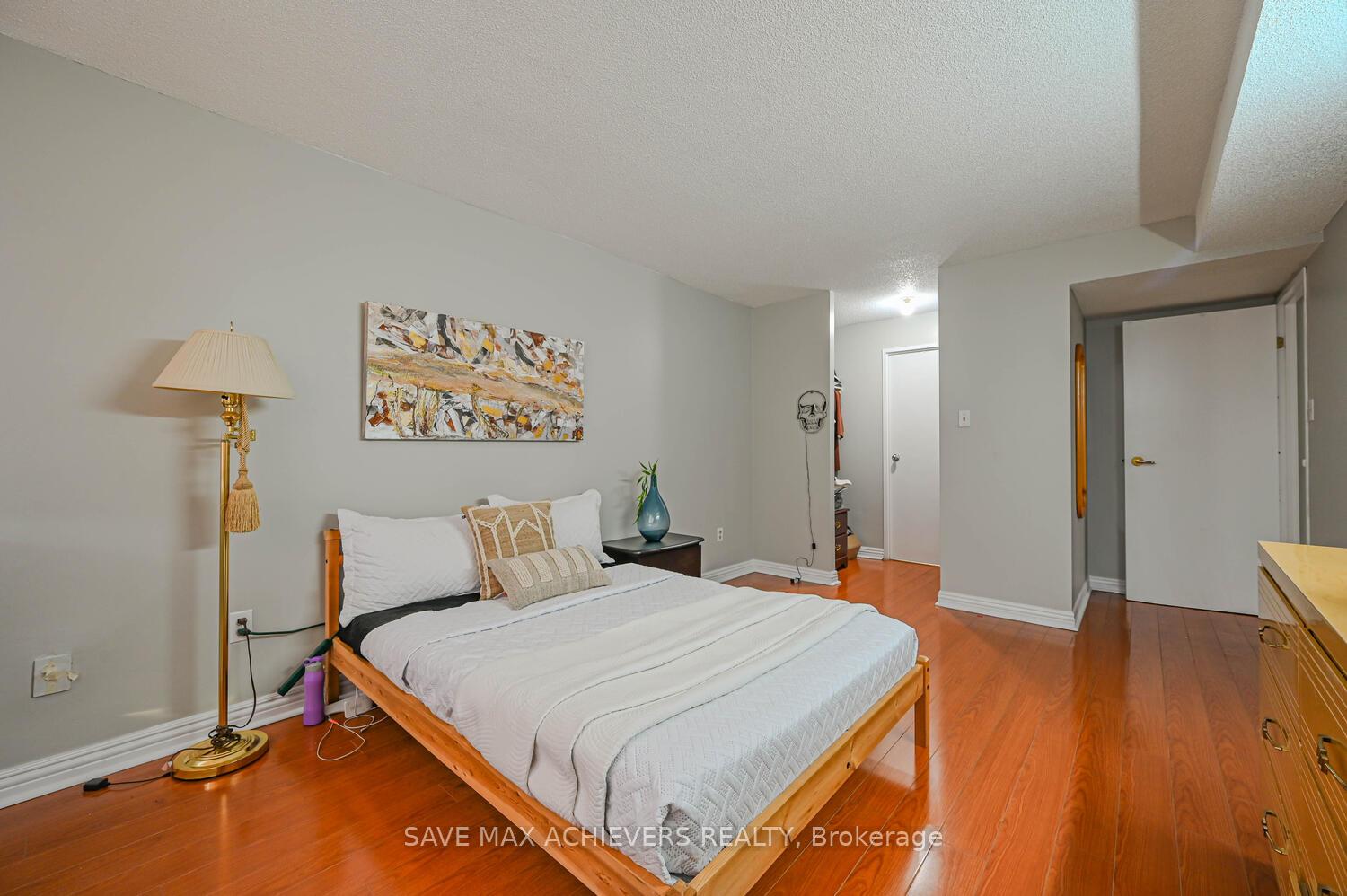 3 Bedrooms Condo at 21 Markbrook, Toronto For sale