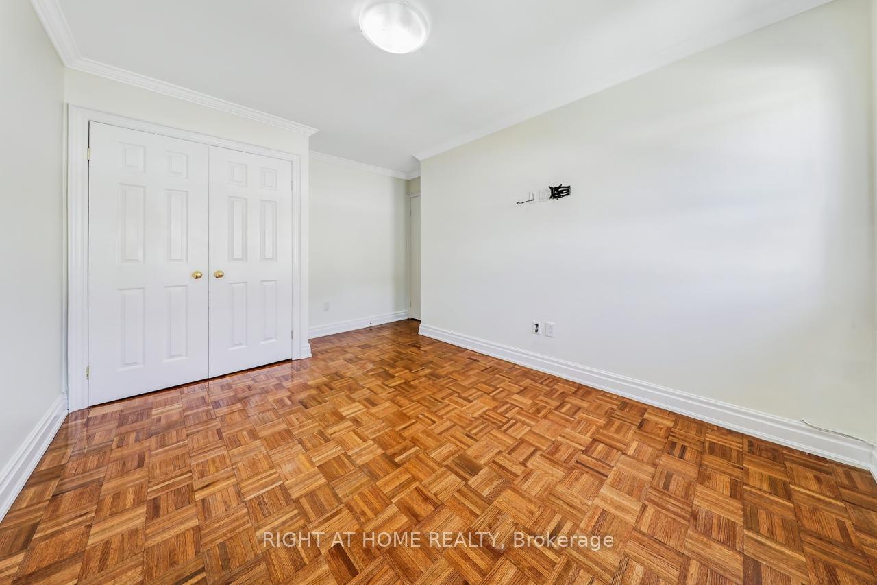4 Bedrooms Condo at 1055 Shawnmarr, Mississauga For sale