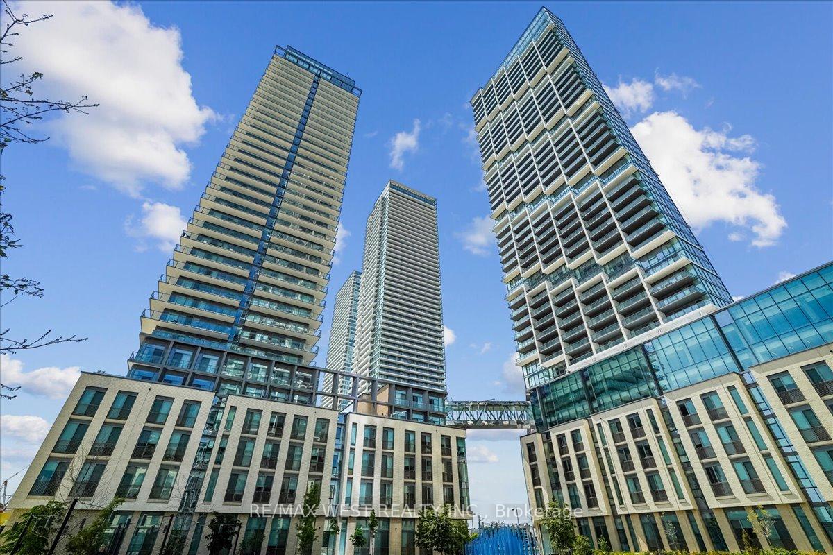 2 Bedrooms Condo at 1000 Portage, Vaughan For sale